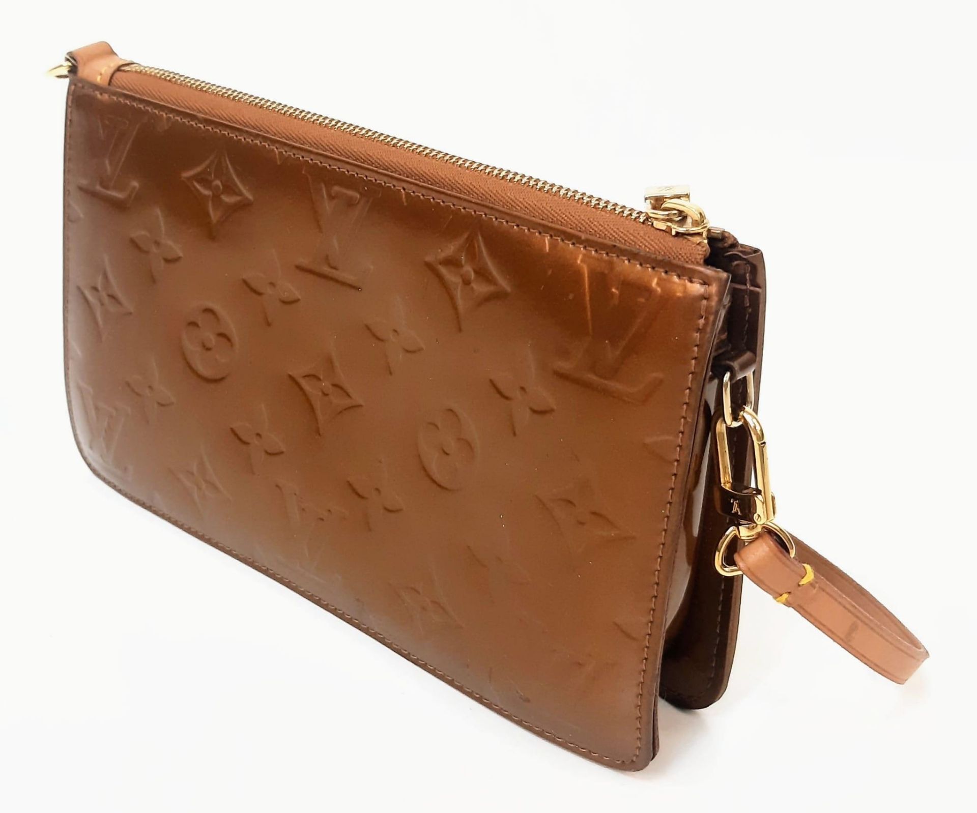 A Louis Vuitton Vernis Pochette Shoulder Bag in Copper, Emboss LV Detailing, Dark Tan Leather Strap. - Image 3 of 7