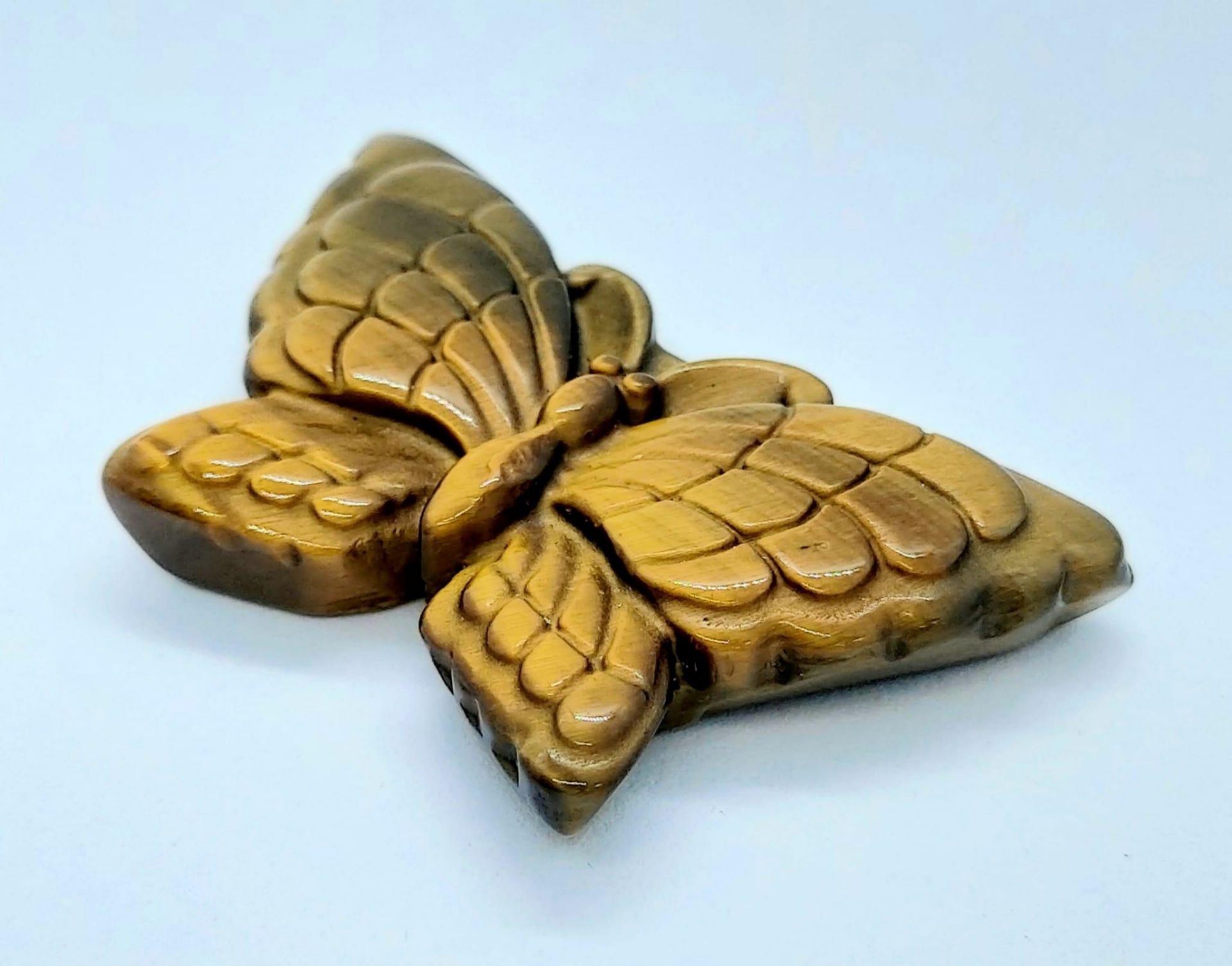 A Tigers Eye Hand Carved Butterfly Figurine. 5cm wingspan. - Image 2 of 4