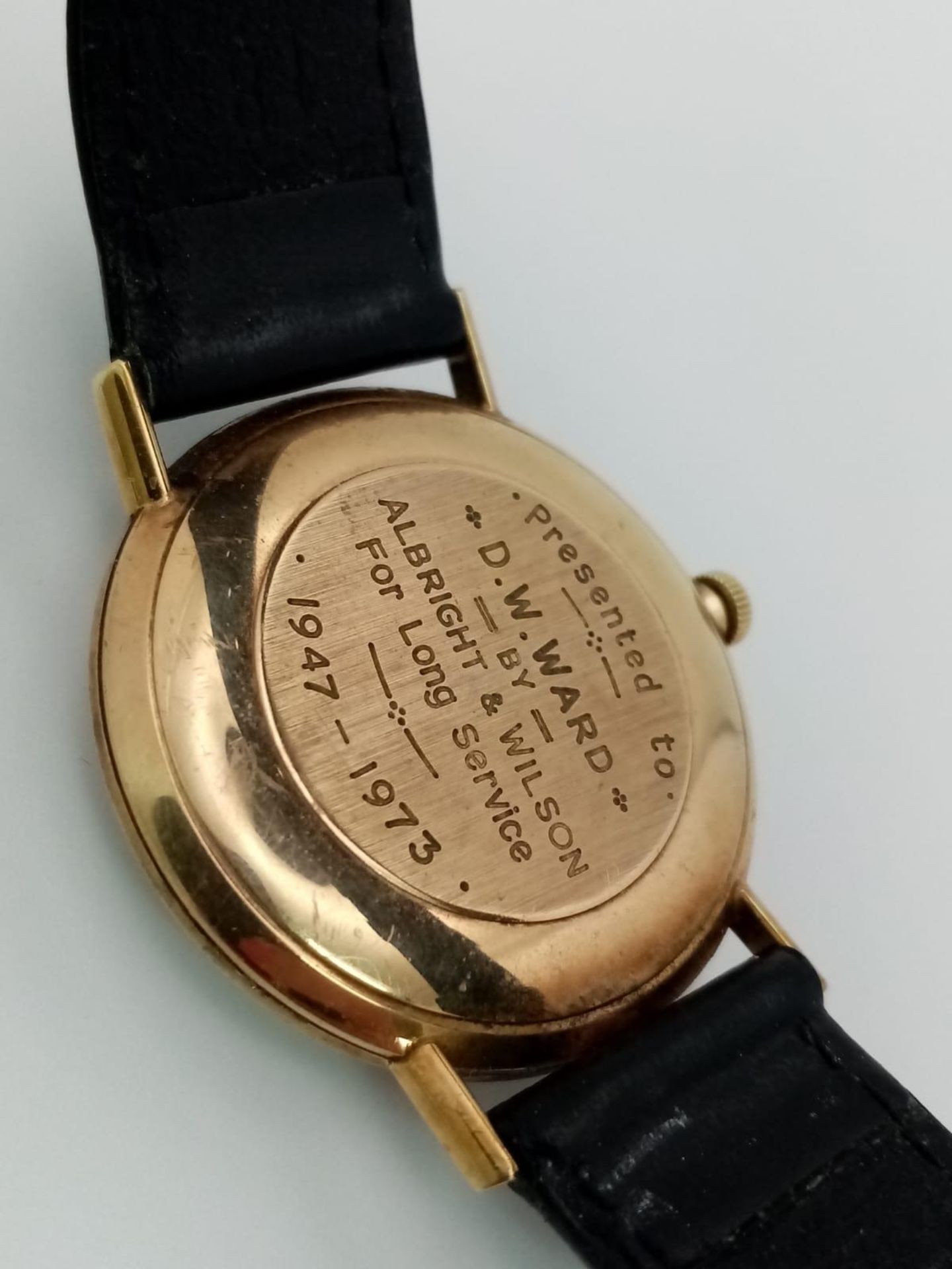 A Beautiful Vintage 9K Gold Omega Geneve Gents Watch. Black leather strap. 9K gold case - 34mm. - Image 4 of 6