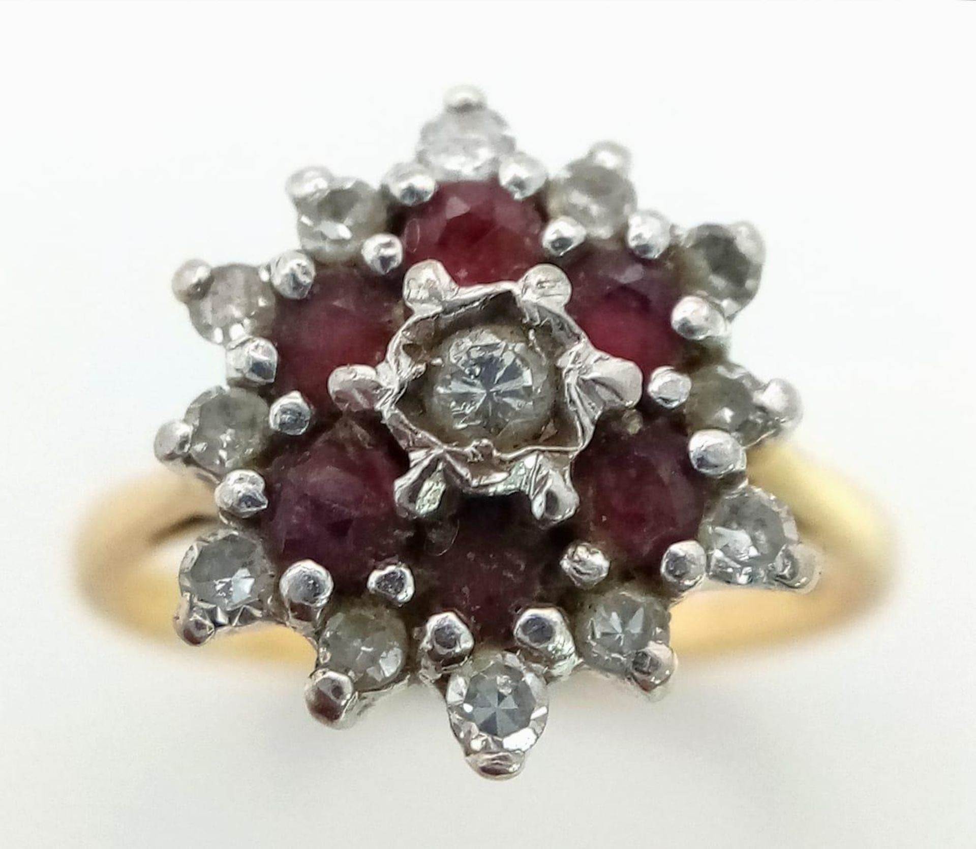 18K YELLOW GOLD DIAMOND & RUBY CLUSTER RING. TOTAL WEIGHT 3.4G. SIZE K