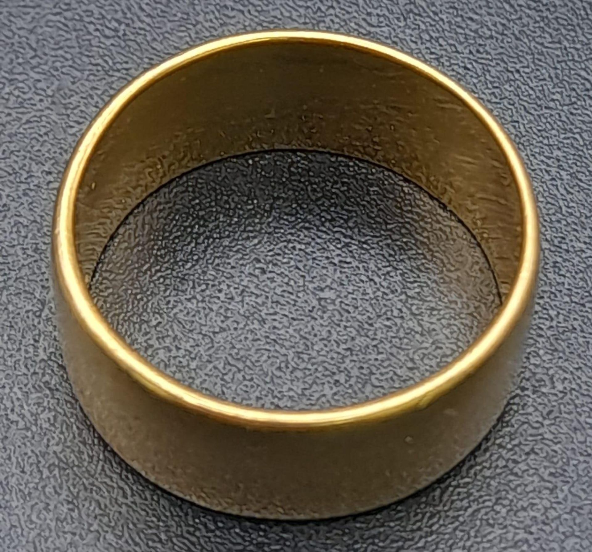A Vintage 22K Yellow Gold Band Ring. Full UK hallmarks. Size I. 5.57g weight. - Image 4 of 7
