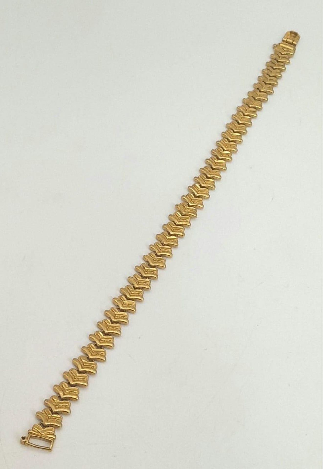 A 22k Yellow Gold Asian Inspired Chevron Bracelet. 18cm. 16.8g weight. 916 hallmark. - Image 2 of 5