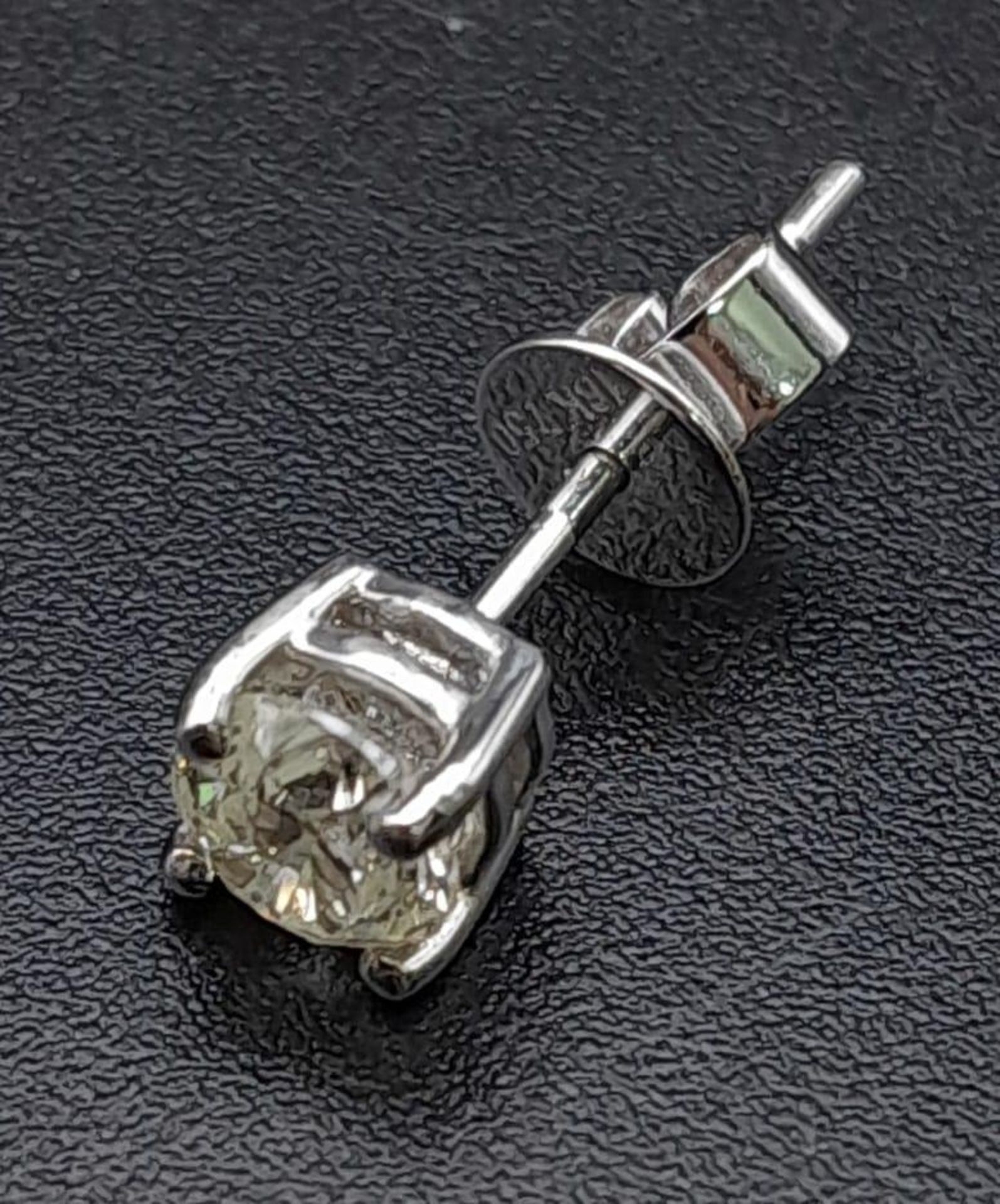 AN 18K WHITE GOLD SINGLE DIAMOND SOLITAIRE STUD EARRING. 4.9MM LONG. TOTAL WEIGHT APPROX 0.82 GRAMS.