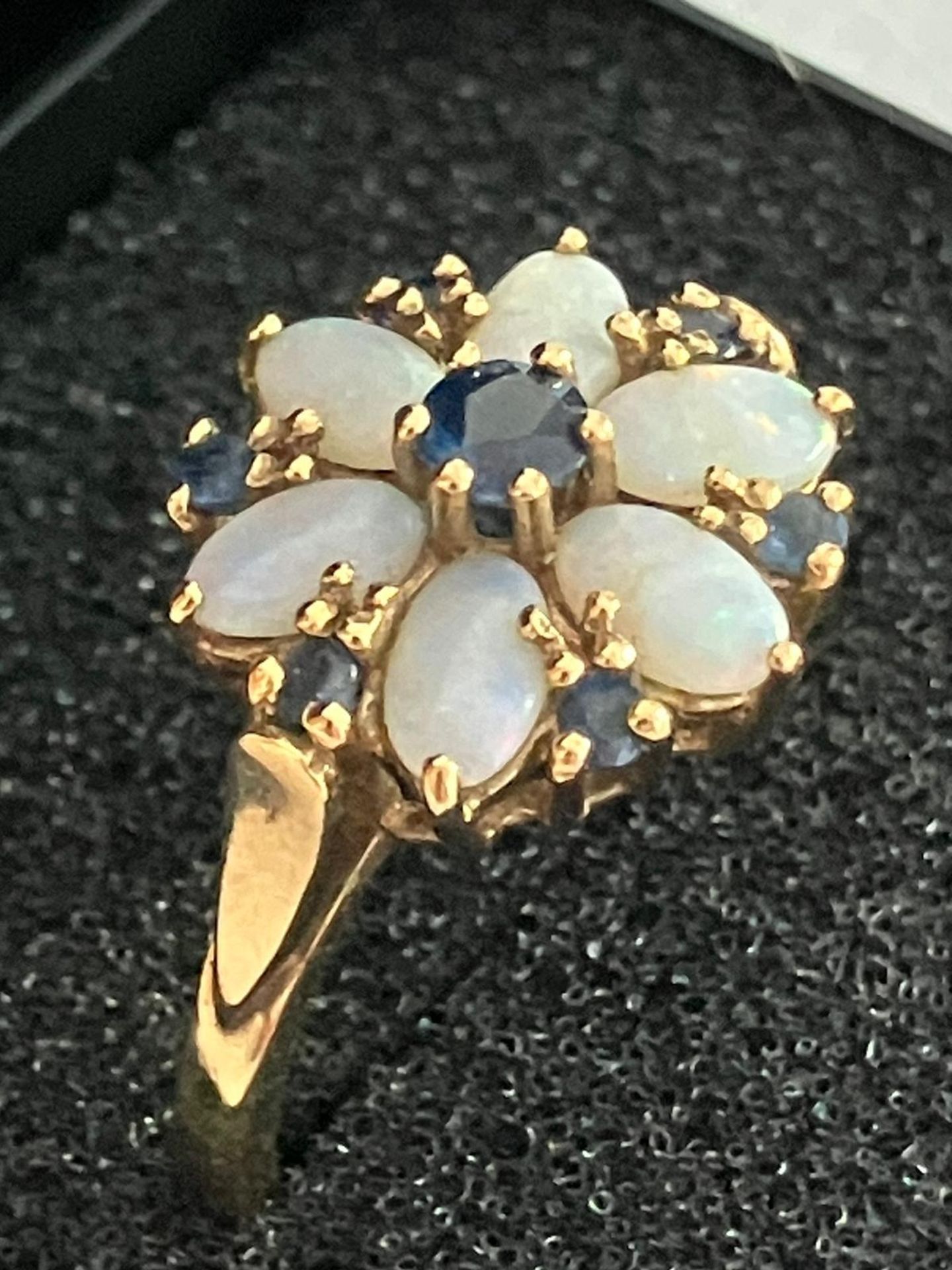 9 carat YELLOW GOLD RING Having OPALS and SAPPHIRES set to top in attractive GOLD MOUNT. Full UK - Image 2 of 3