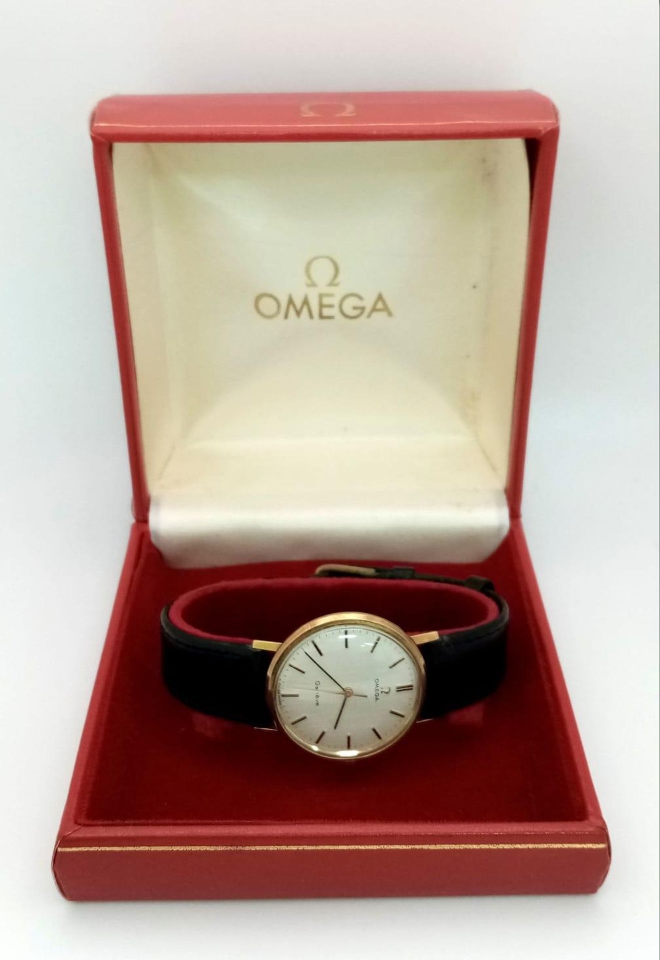 A Beautiful Vintage 9K Gold Omega Geneve Gents Watch. Black leather strap. 9K gold case - 34mm. - Image 6 of 6