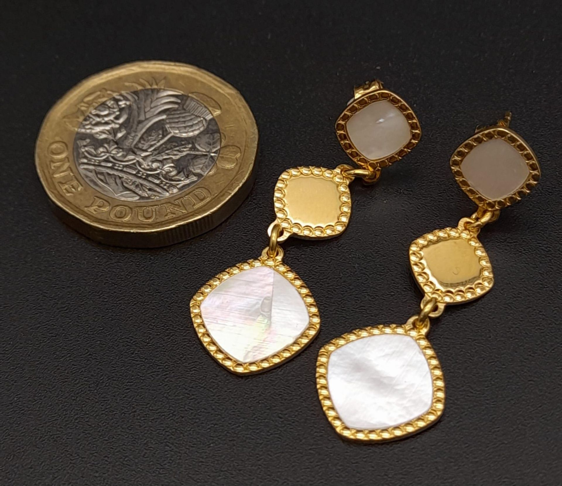 A Pair of Gilded Silver Mother of Pearl Drop Earrings. 3cm drop. - Bild 2 aus 4