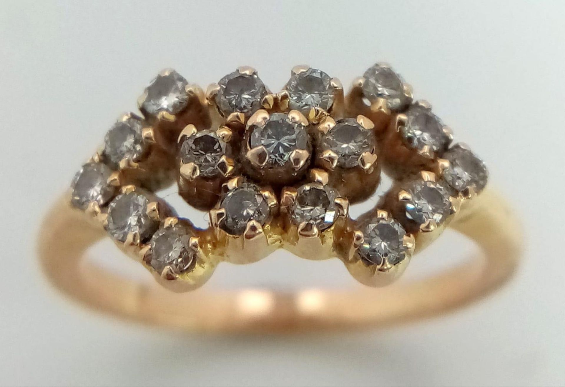 18K YELLOW GOLD DIAMOND FANCY CLUSTER RING. 0.35CT DIAMOND. TOTAL WEIGHT 3.1G. SIZE M - Image 3 of 3
