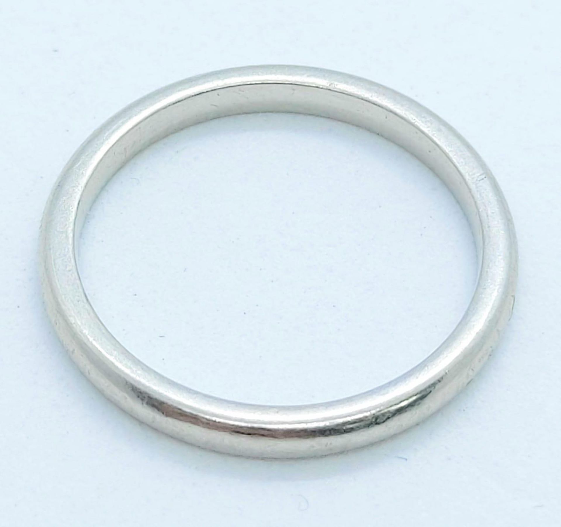 A 950 Platinum Band Ring. Size K. 3.05g weight. - Image 3 of 4