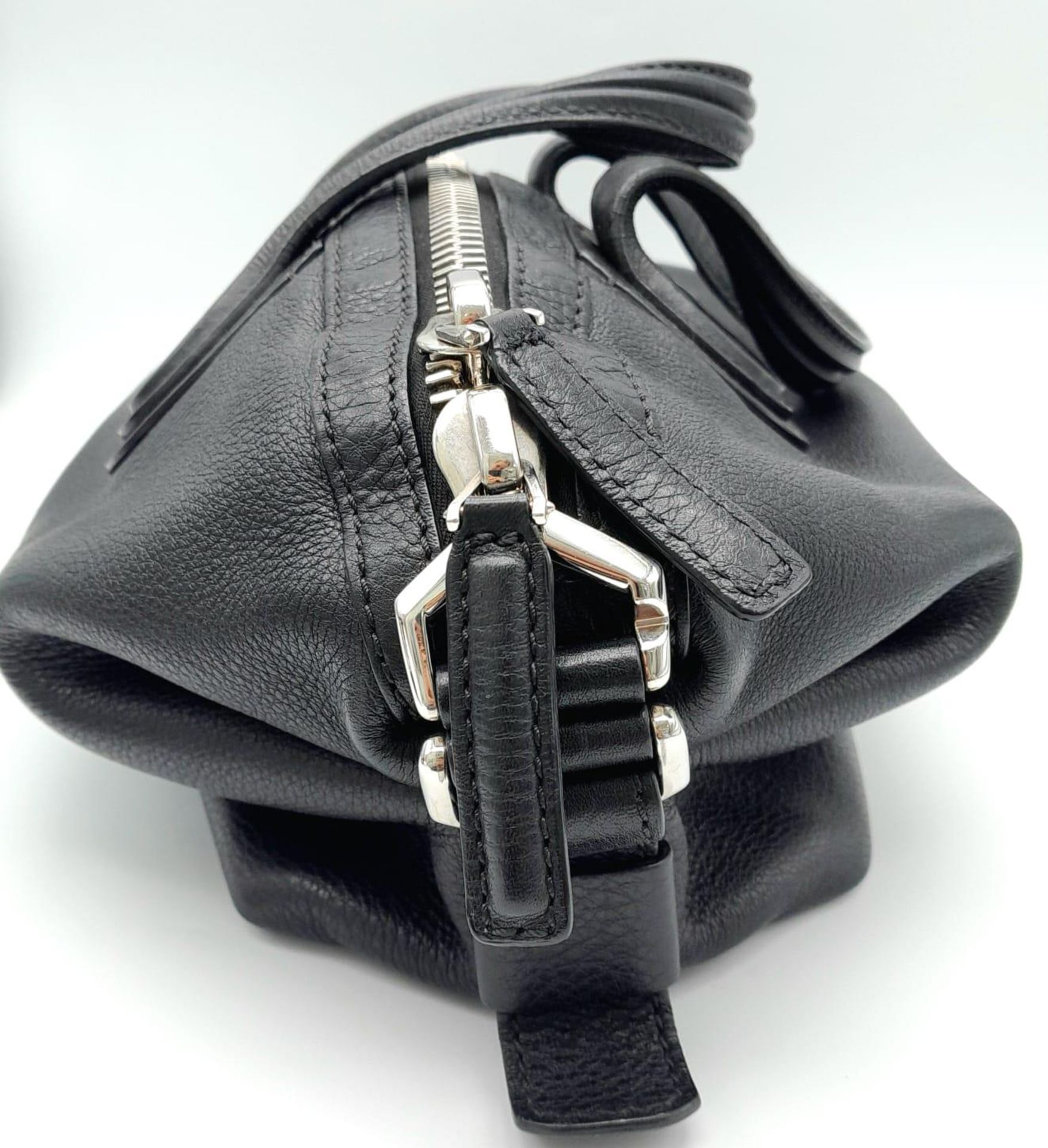 A Givenchy Black Grained Leather Nightingale Shoulder Bag. Come with a detachable shoulder strap. - Image 5 of 17