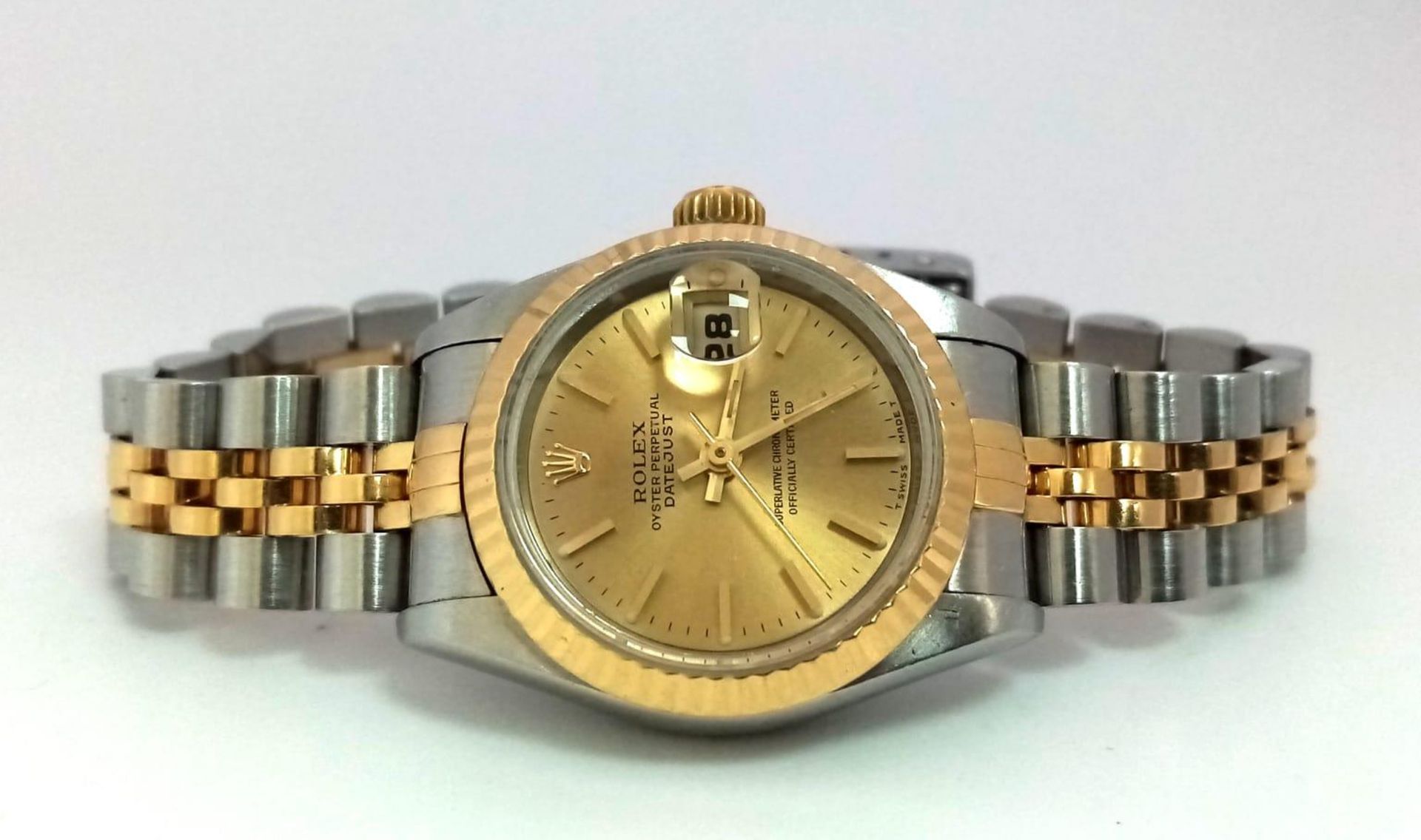 A LADIES ROLEX OYSTER PERPETUAL DATEJUST BI-METAL WATCH WITH GOLDTONE DIAL . 26mm - Bild 9 aus 15