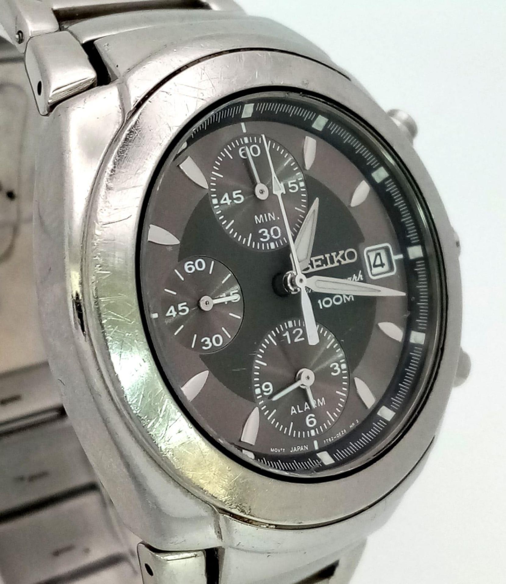 A Seiko Chronograph Quartz Gens Watch. Stainless steel strap and case - 40mm. Silver tone dial - Image 4 of 13