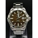 A GENTS TAG HEUER AQUARACER AUTOMATIC CALIBRE 5 WATCH, 42MM CASE, WHITE DIALS WITH DATE BOX, 300M
