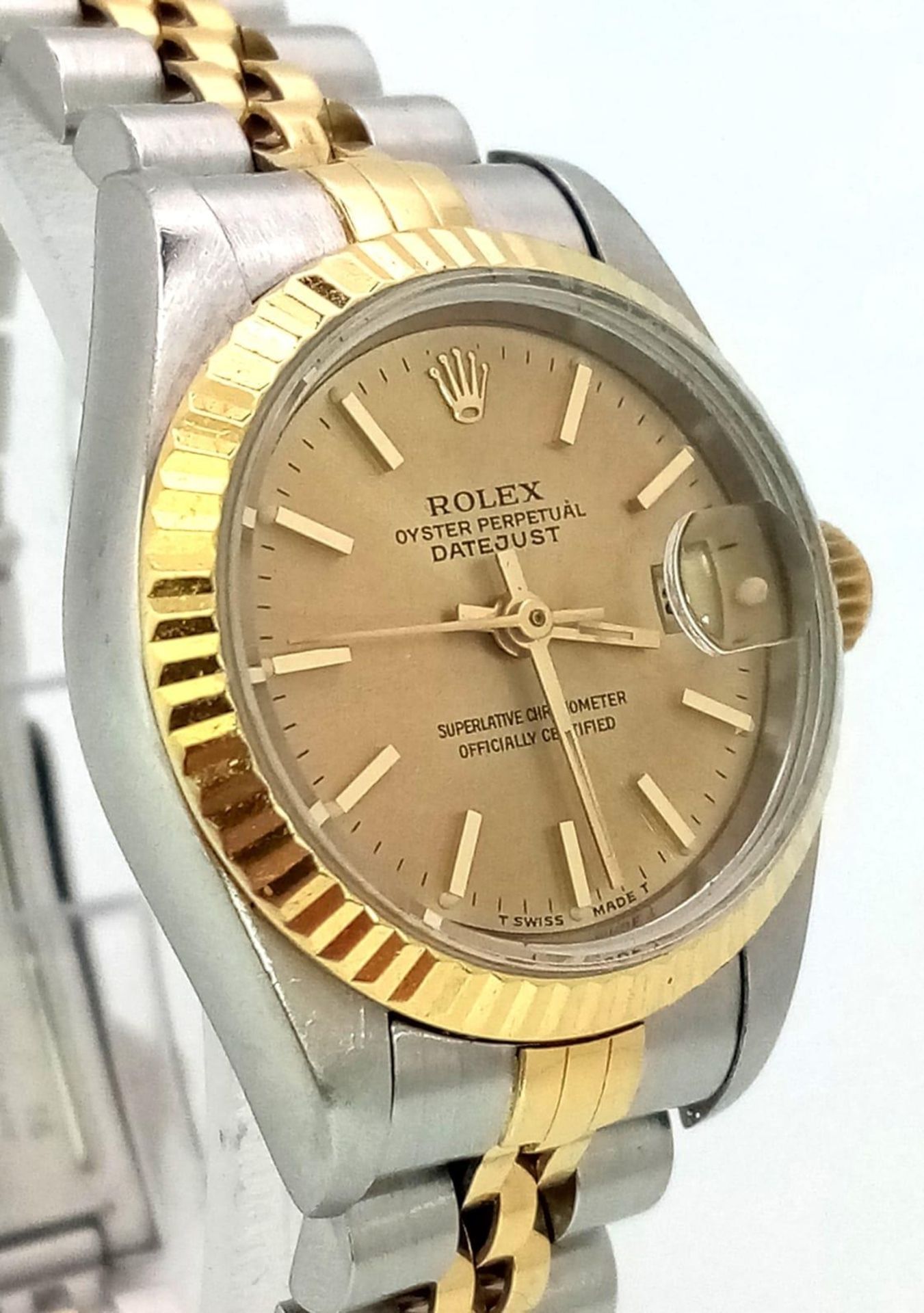 A LADIES ROLEX OYSTER PERPETUAL DATEJUST BI-METAL WATCH WITH GOLDTONE DIAL . 26mm - Bild 2 aus 15