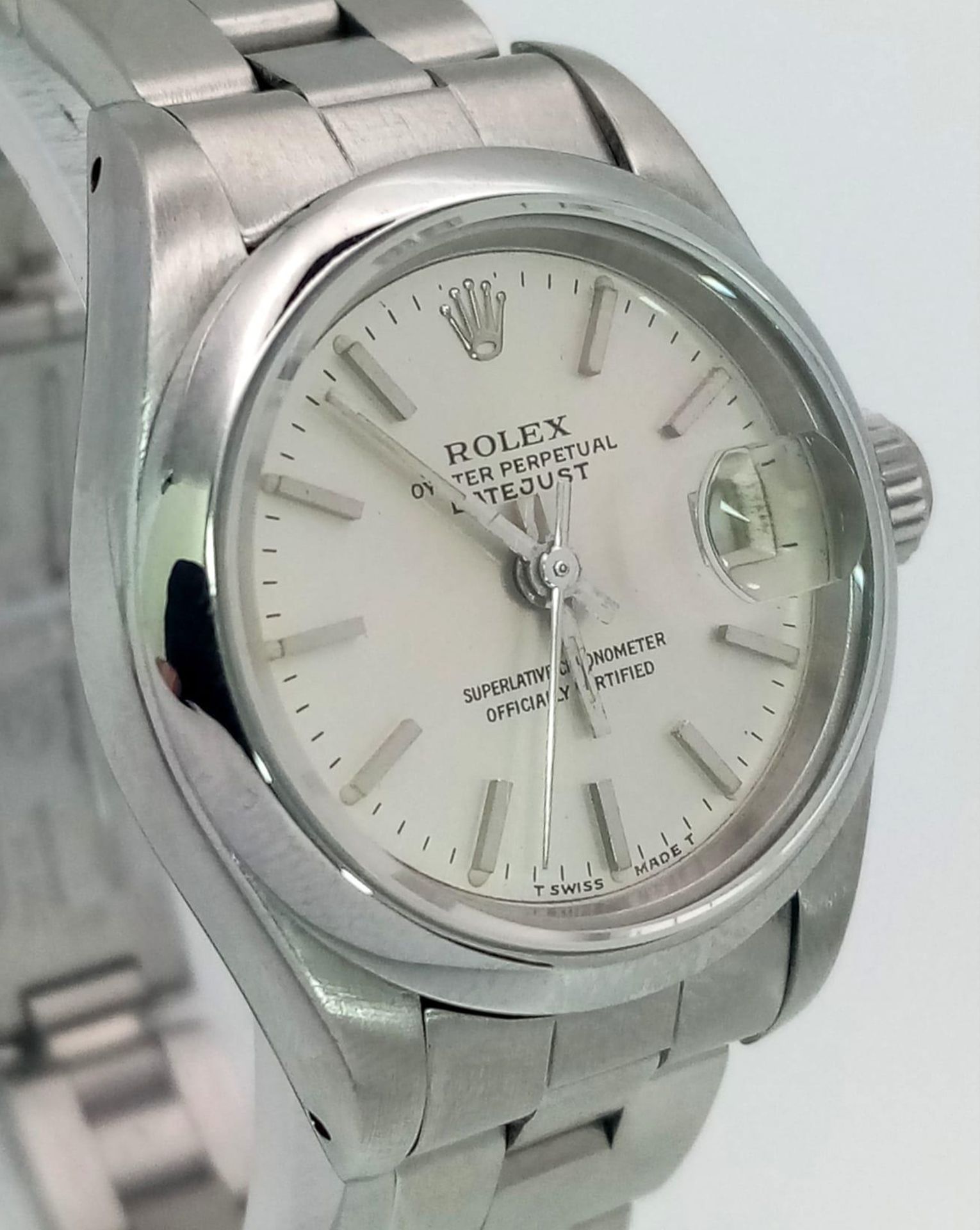 A LADIES ROLEX OYSTER PERPETUAL DATEJUST IN STAINLESS STEEL WITH SILVERTONE DIAL AND IN AS NEW - Bild 4 aus 13