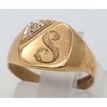 A 9K yellow gold signet ring with the letter S and a small diamond. Size: H, weight: 2.2g.