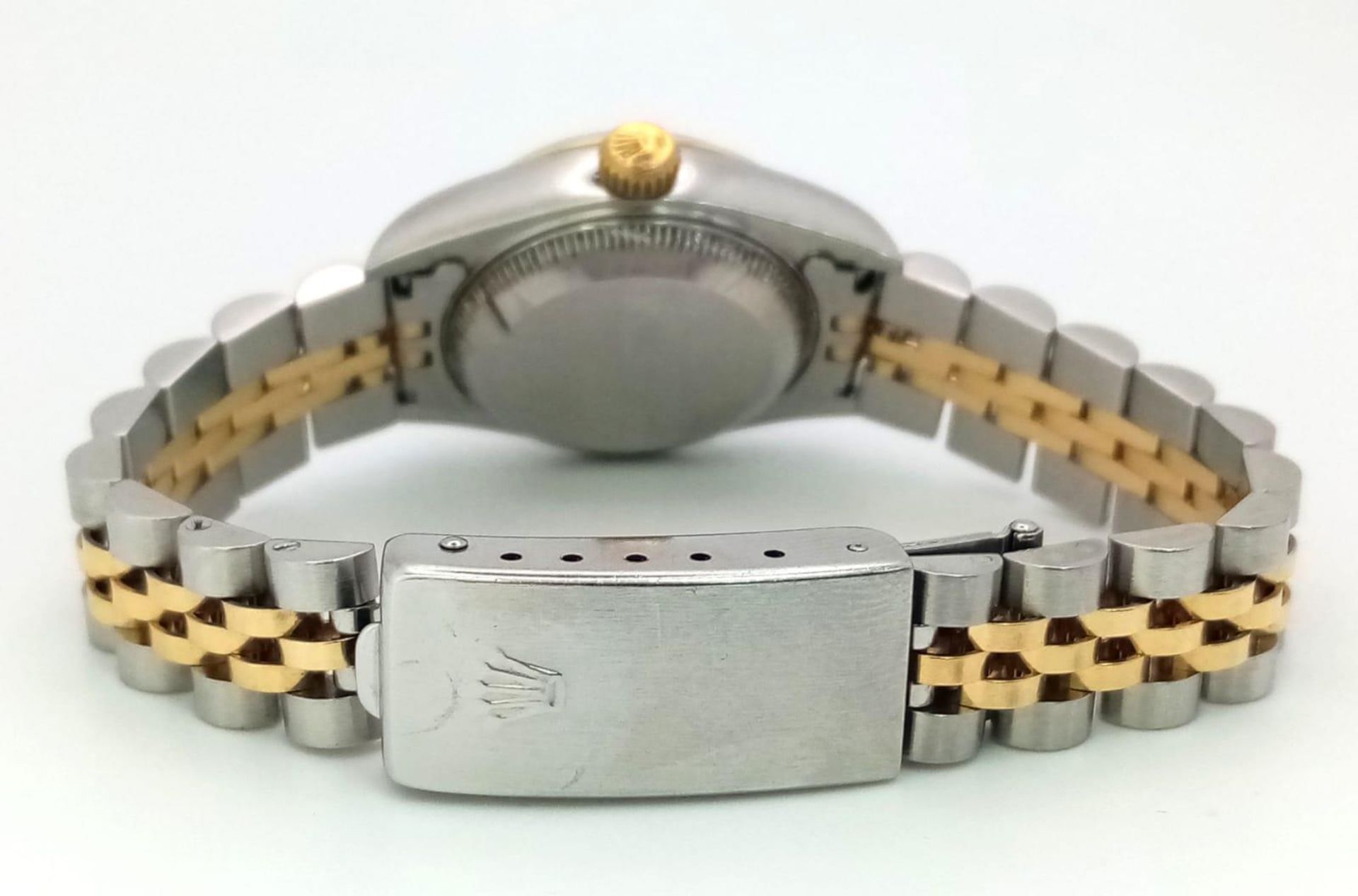 A LADIES ROLEX OYSTER PERPETUAL DATEJUST BI-METAL WATCH WITH GOLDTONE DIAL . 26mm - Bild 11 aus 15