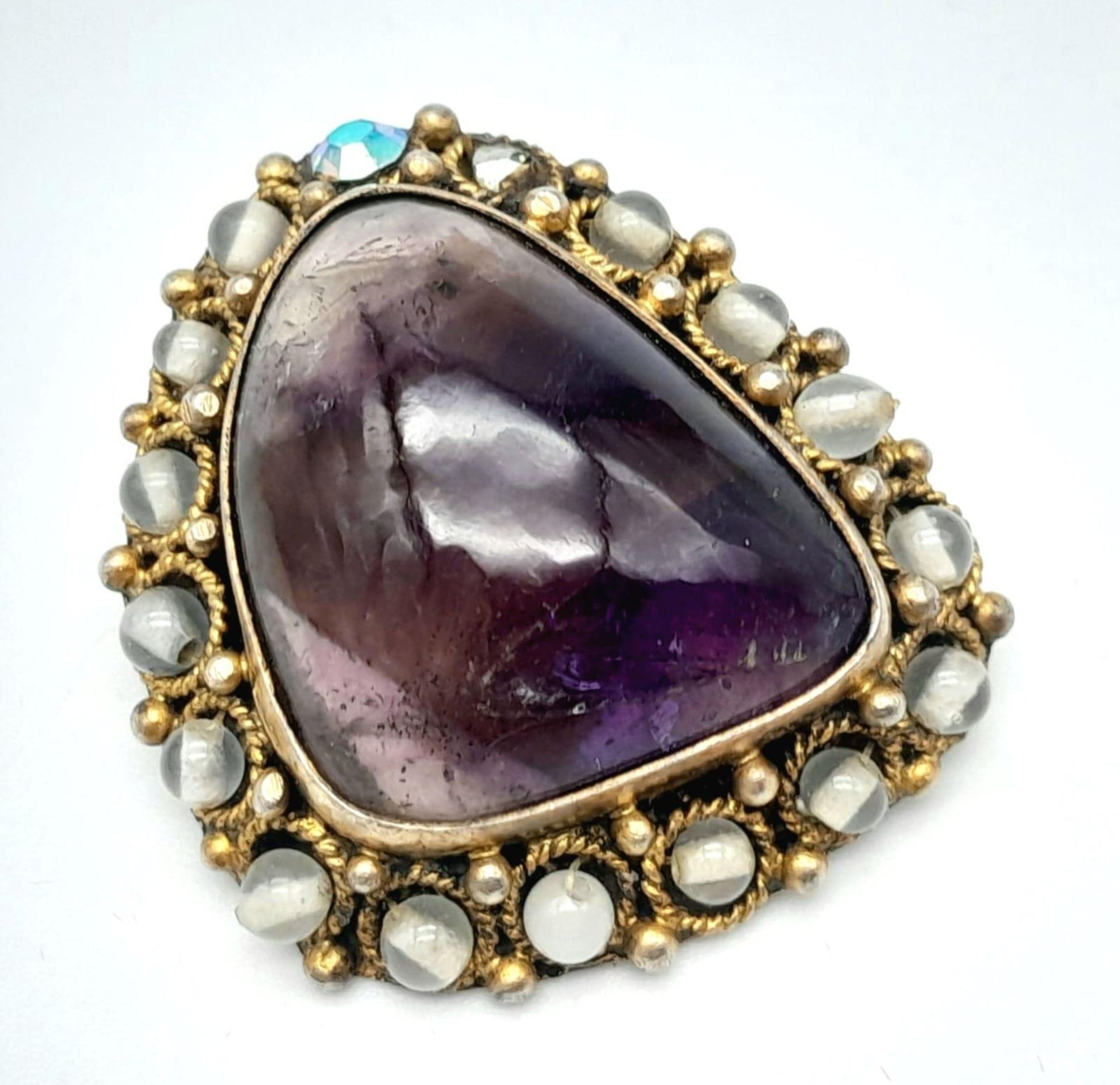 An Agate Brooch/Pendant surrounded by Quartz set in silver. Weight: 11.44g Length: 30mm x 33mm