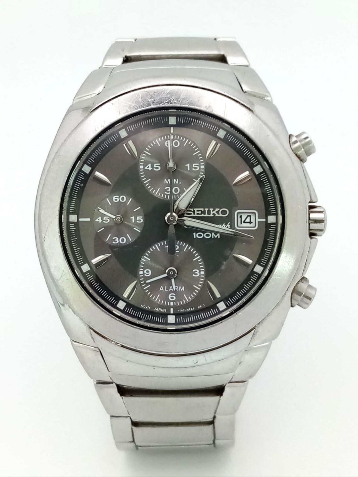 A Seiko Chronograph Quartz Gens Watch. Stainless steel strap and case - 40mm. Silver tone dial - Image 2 of 13
