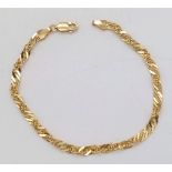 A 9 K yellow gold bracelet with a twisted chain design. Length: 18.5 cm, weight: 3.2 g.