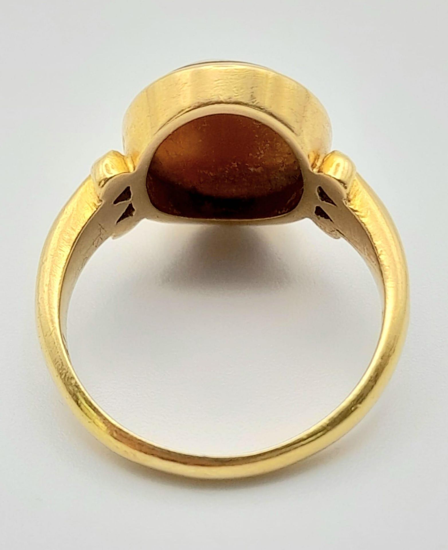 A Vintage 18K Yellow Gold Cameo Ring. Size N. 5.4g total weight. - Image 5 of 7