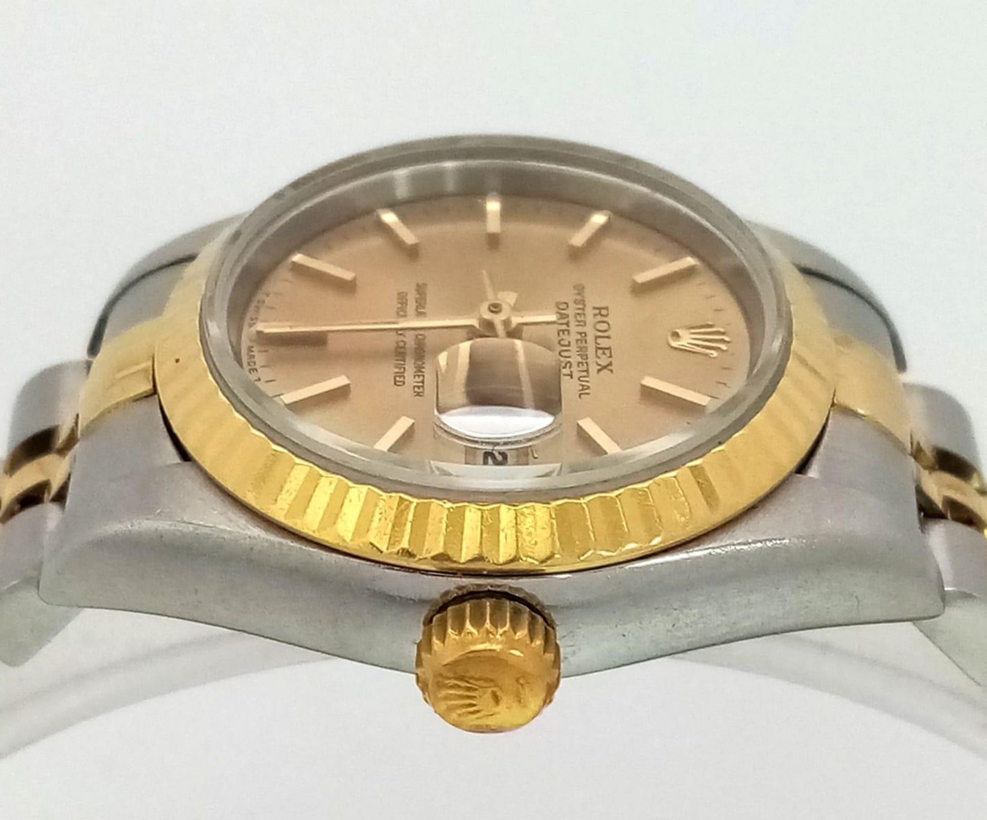 A LADIES ROLEX OYSTER PERPETUAL DATEJUST BI-METAL WATCH WITH GOLDTONE DIAL . 26mm - Bild 6 aus 15