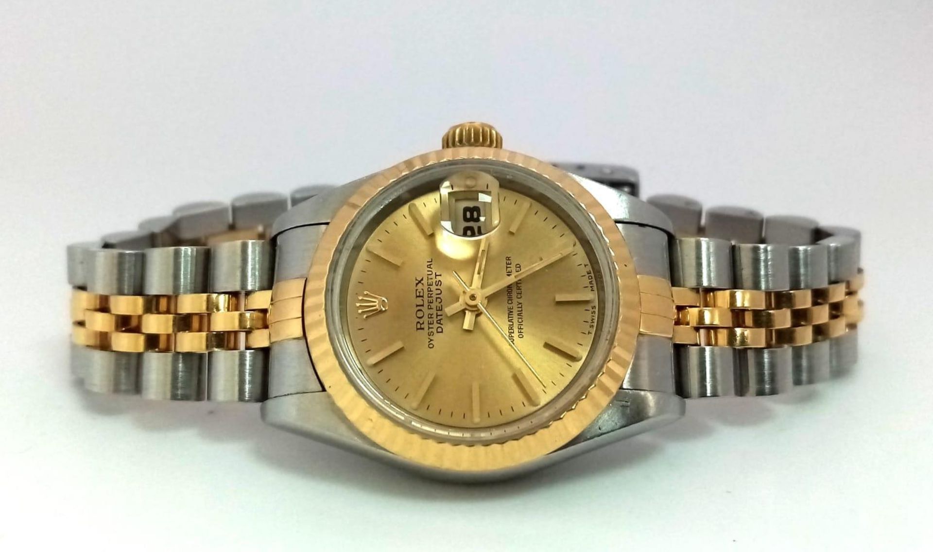 A LADIES ROLEX OYSTER PERPETUAL DATEJUST BI-METAL WATCH WITH GOLDTONE DIAL . 26mm - Bild 8 aus 15