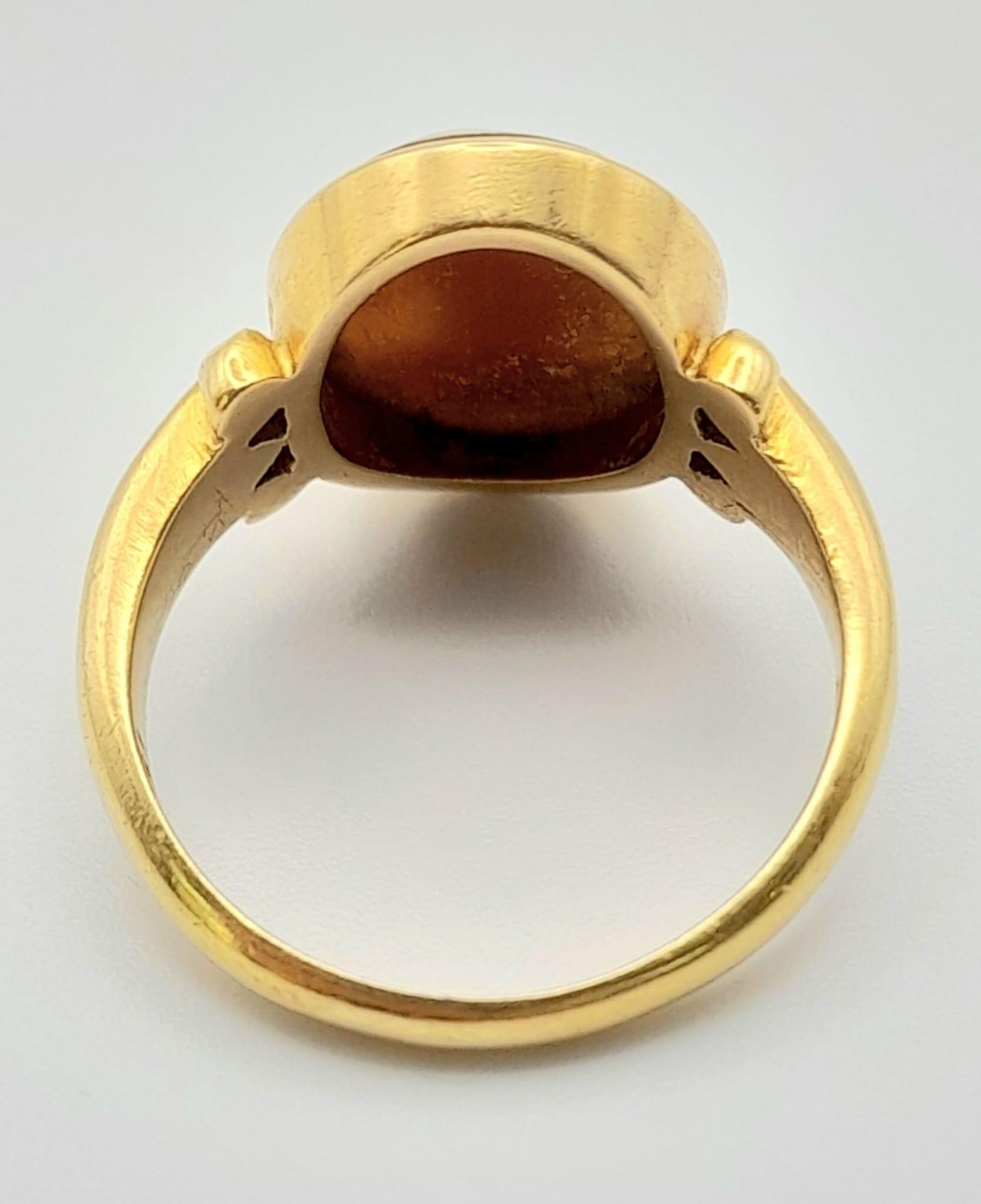 A Vintage 18K Yellow Gold Cameo Ring. Size N. 5.4g total weight. - Image 4 of 7