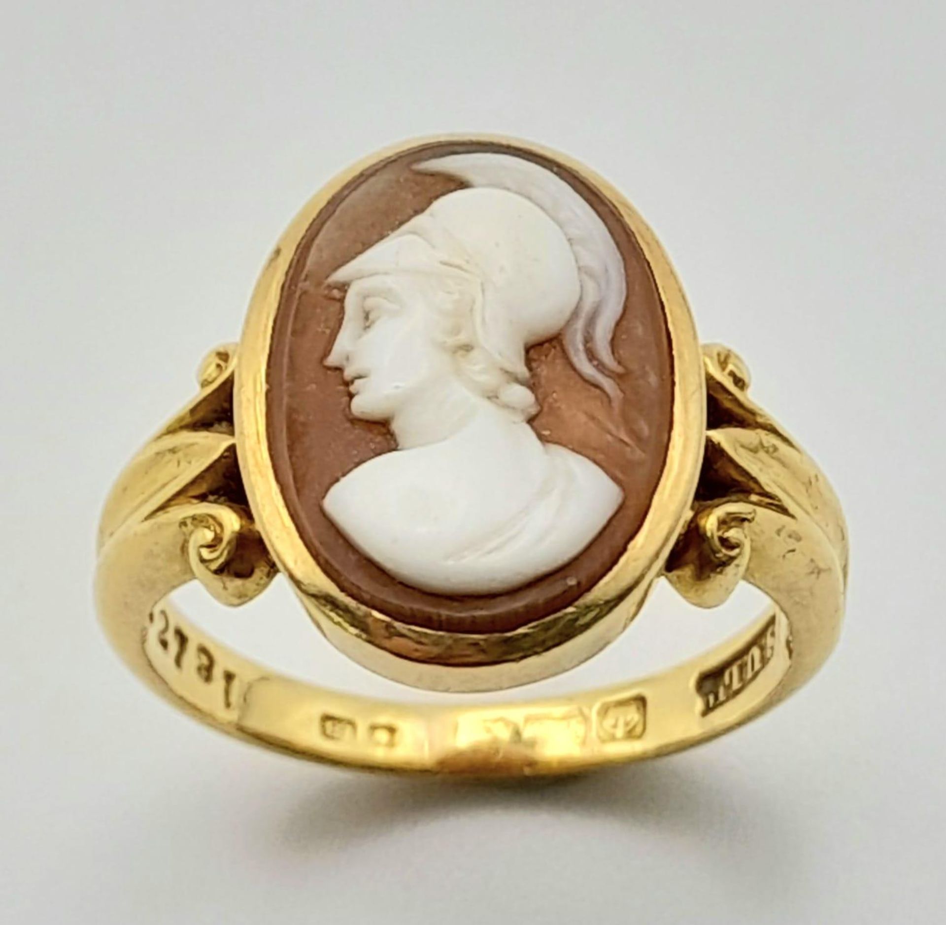A Vintage 18K Yellow Gold Cameo Ring. Size N. 5.4g total weight.