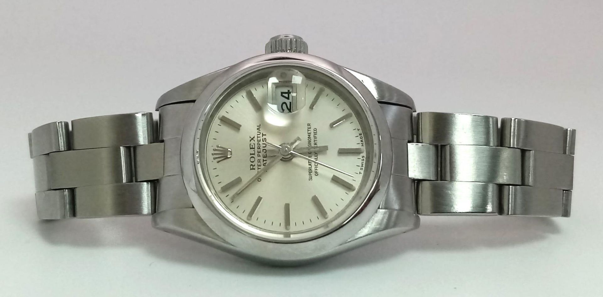 A LADIES ROLEX OYSTER PERPETUAL DATEJUST IN STAINLESS STEEL WITH SILVERTONE DIAL AND IN AS NEW - Bild 7 aus 13