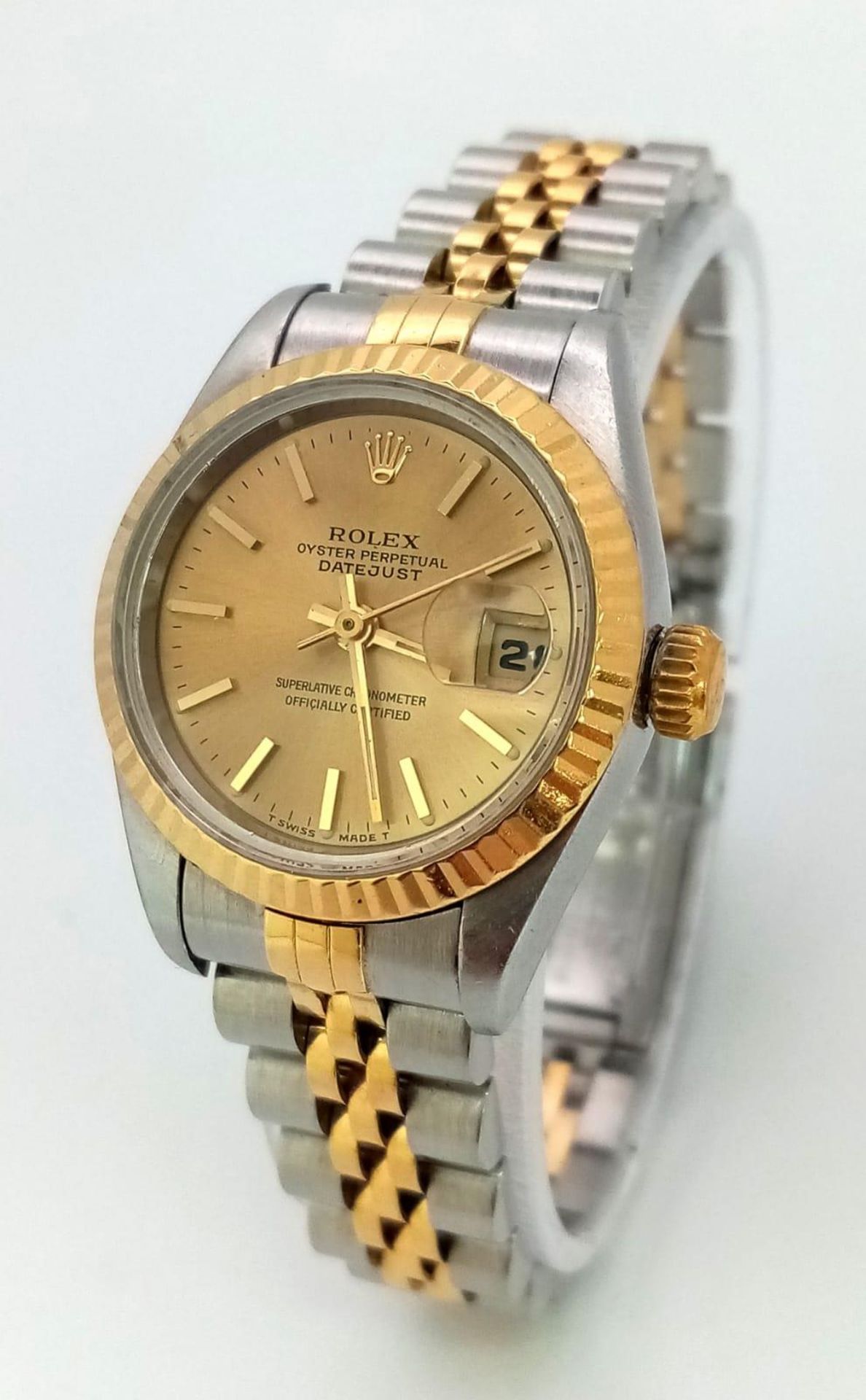 A LADIES ROLEX OYSTER PERPETUAL DATEJUST BI-METAL WATCH WITH GOLDTONE DIAL . 26mm