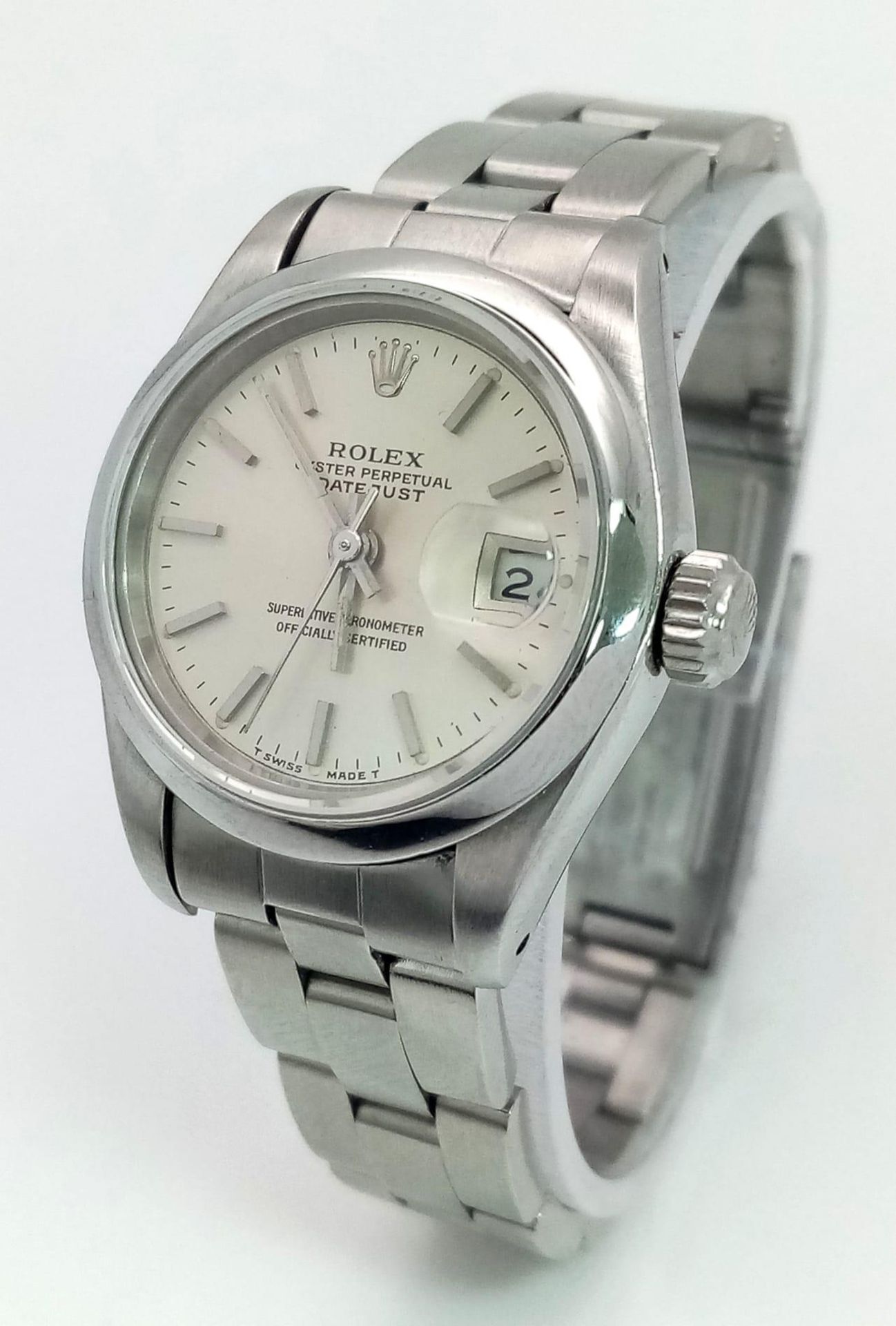 A LADIES ROLEX OYSTER PERPETUAL DATEJUST IN STAINLESS STEEL WITH SILVERTONE DIAL AND IN AS NEW