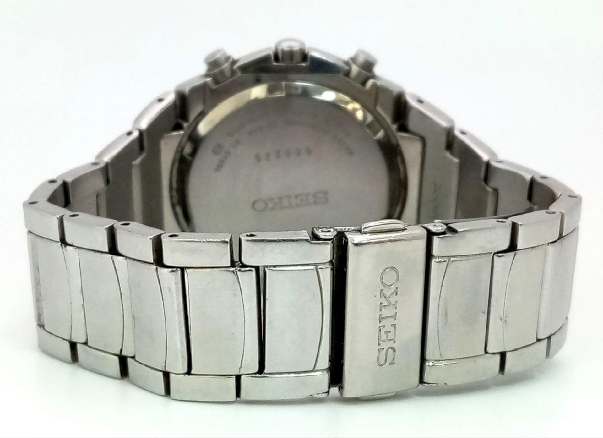 A Seiko Chronograph Quartz Gens Watch. Stainless steel strap and case - 40mm. Silver tone dial - Image 9 of 13