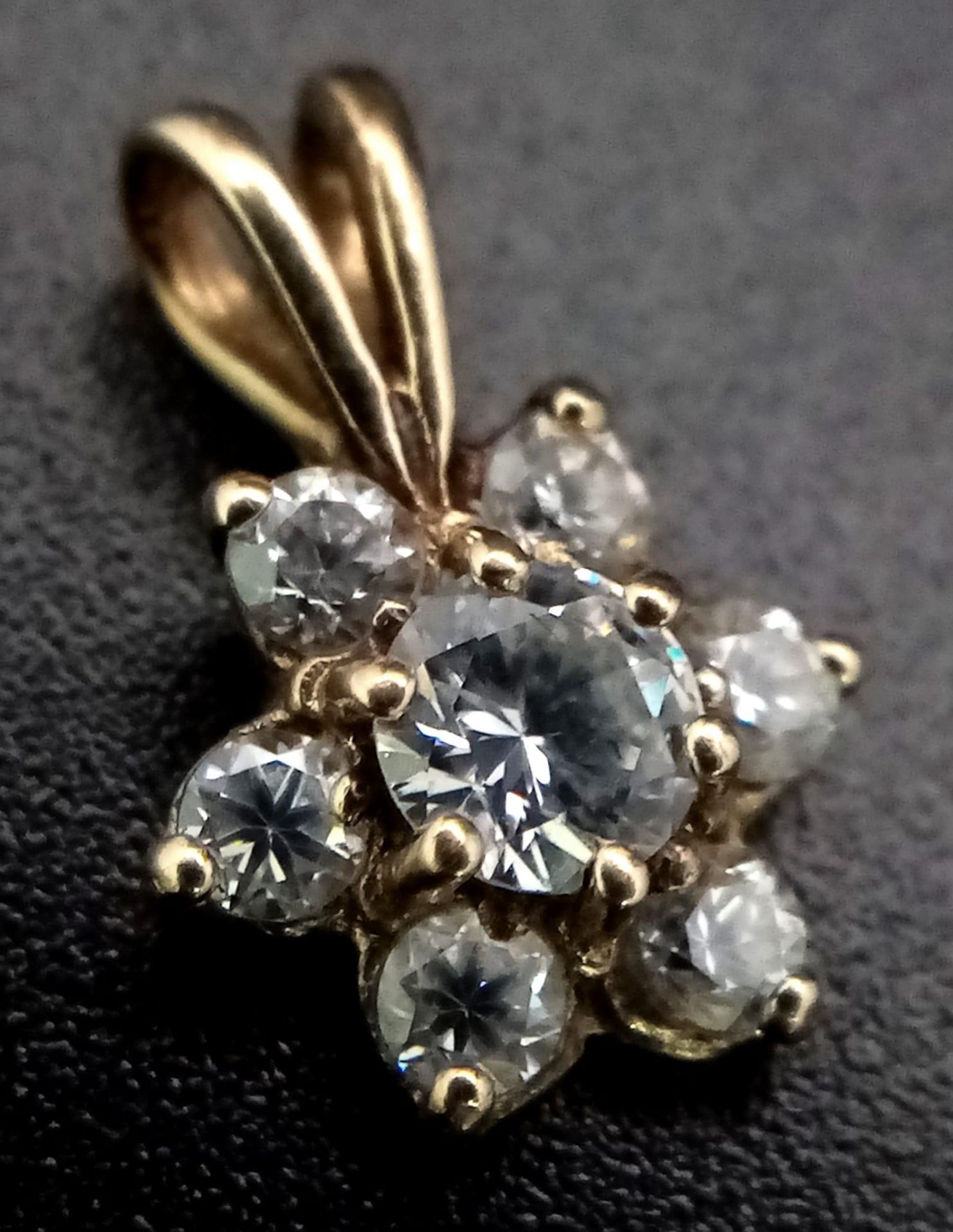 A 9K Yellow Gold CZ Pendant. 0.77g - Image 2 of 5