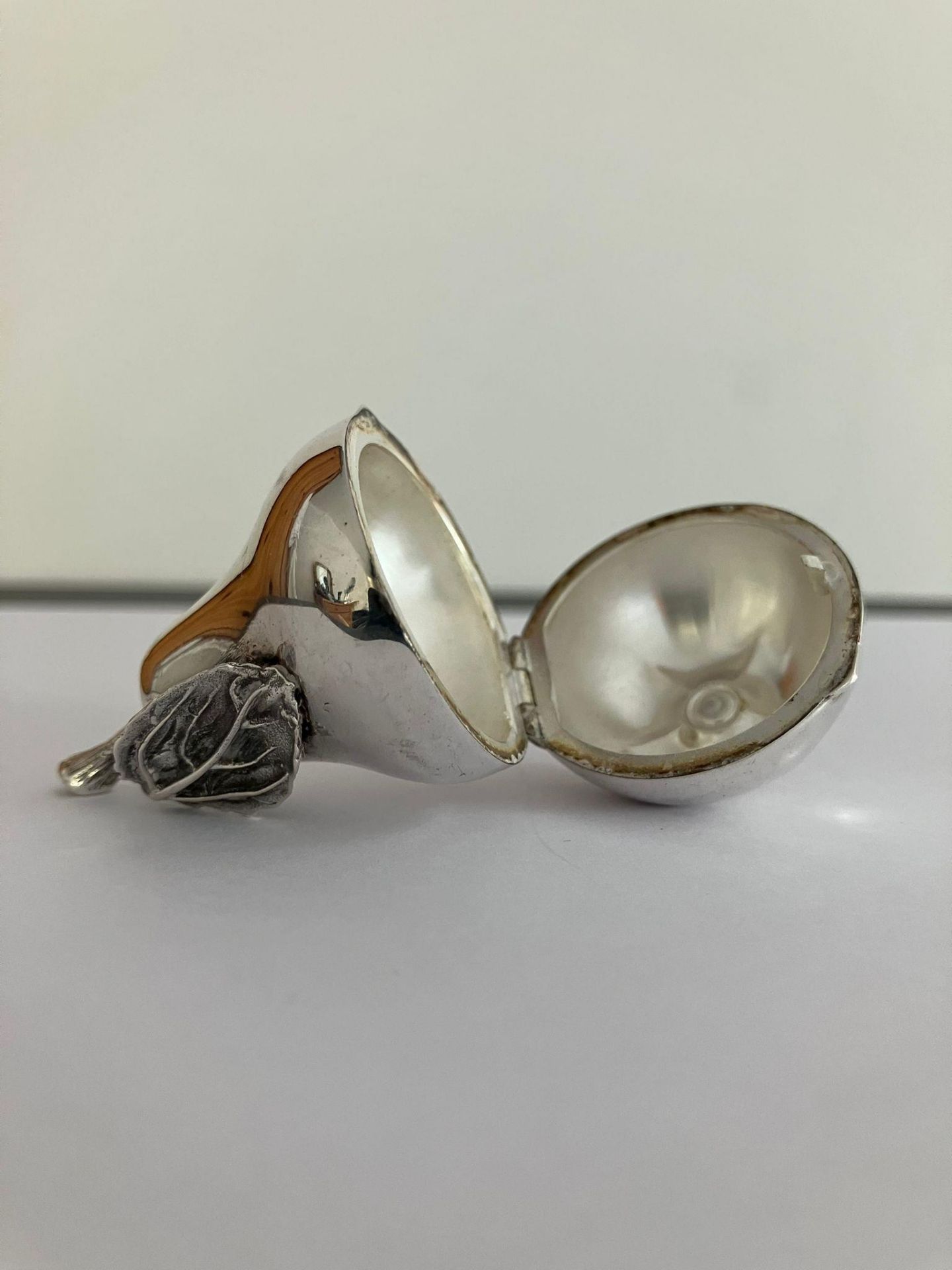 Unusual Vintage SILVER PILL BOX in the form of a PEAR. Hinge in perfect working order. Silver - Image 2 of 2