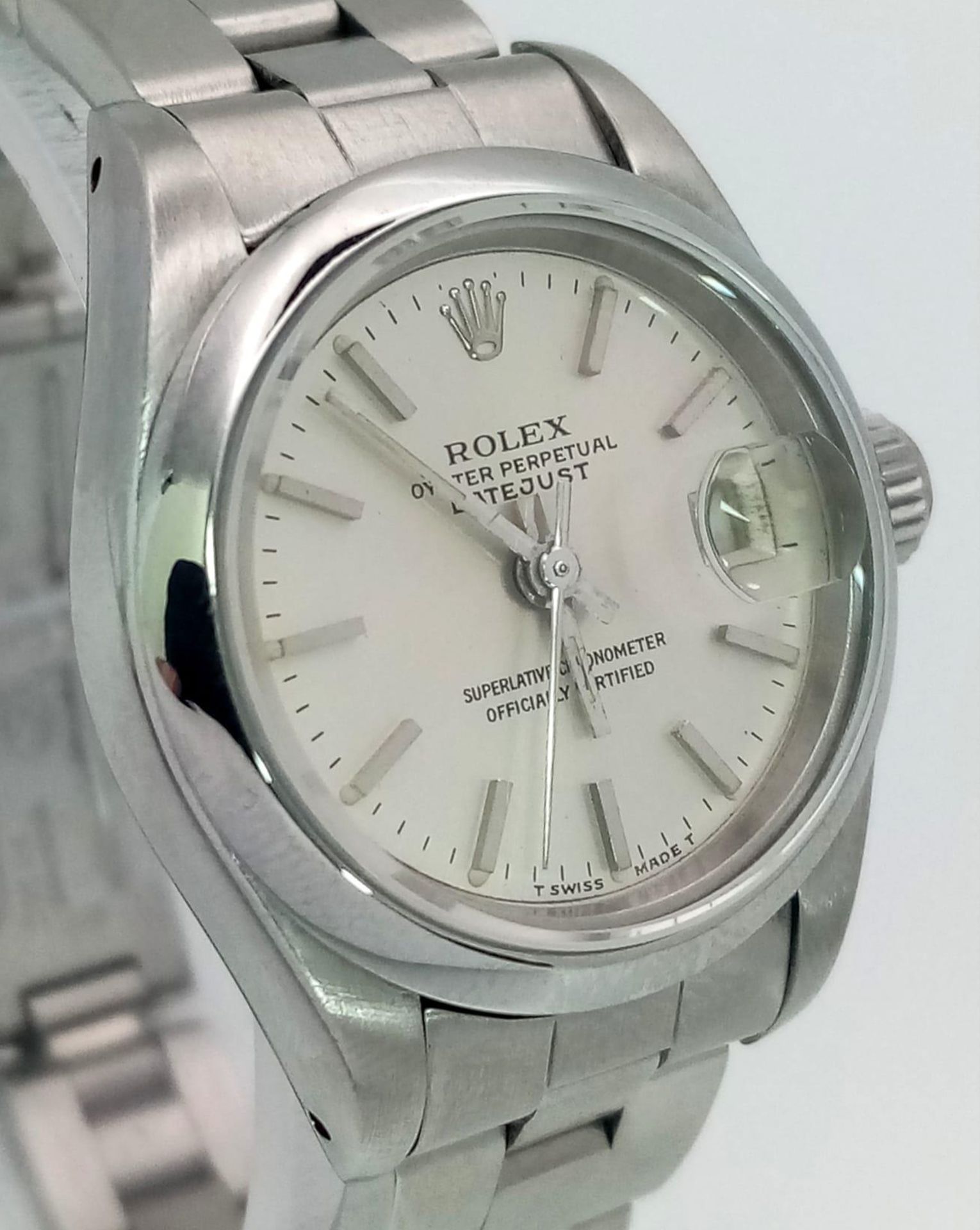 A LADIES ROLEX OYSTER PERPETUAL DATEJUST IN STAINLESS STEEL WITH SILVERTONE DIAL AND IN AS NEW - Bild 5 aus 13