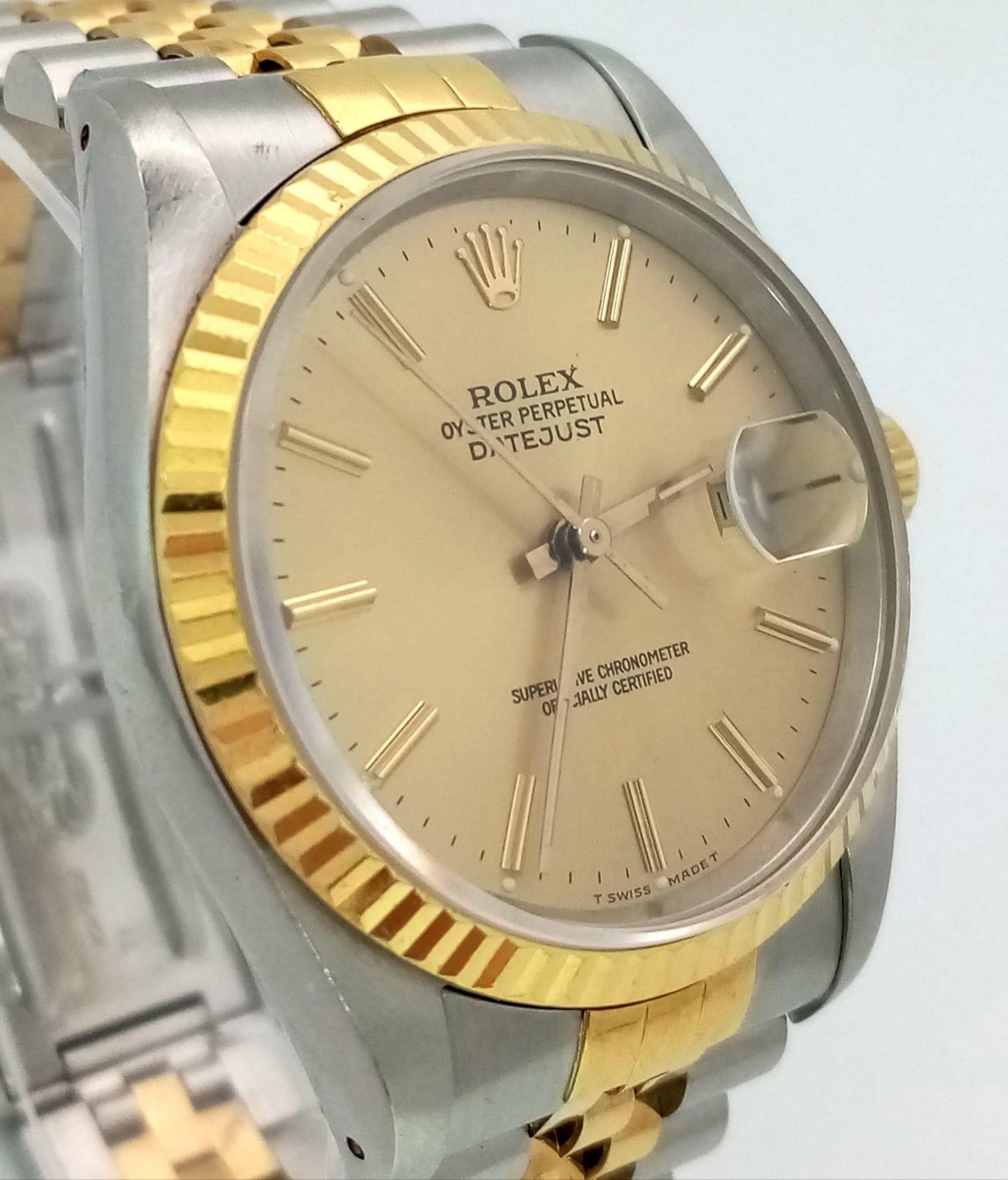THE CLASSIC GENTS OYSTER PERPETUAL DATEJUST ROLEX WITH GOLDTONE DIAL AND BI-METAL STRAP . A WATCH WE - Bild 3 aus 7