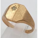 A vintage 9K yellow gold signet ring, fully hallmarked, size: P, weight: 3.8 g.