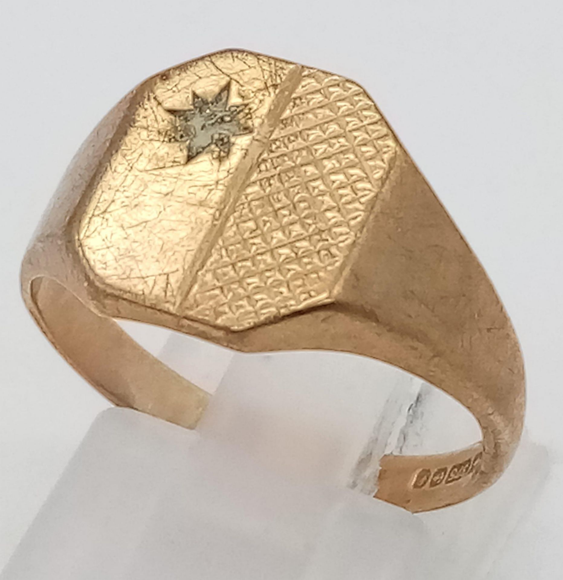 A vintage 9K yellow gold signet ring, fully hallmarked, size: P, weight: 3.8 g.