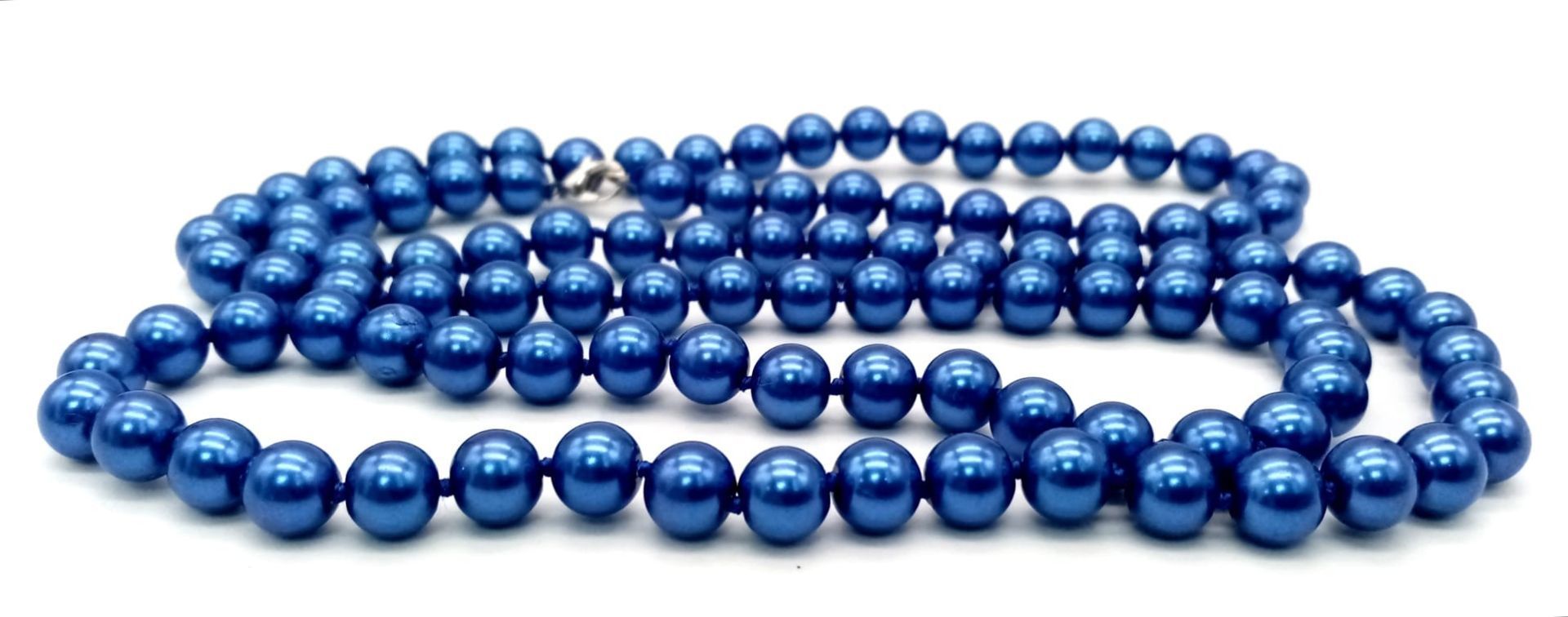 A Matinee Length Metallic Blue South Sea Pearl Shell Necklace. Beads - 8mm. Necklace length - 88cm. - Image 3 of 3
