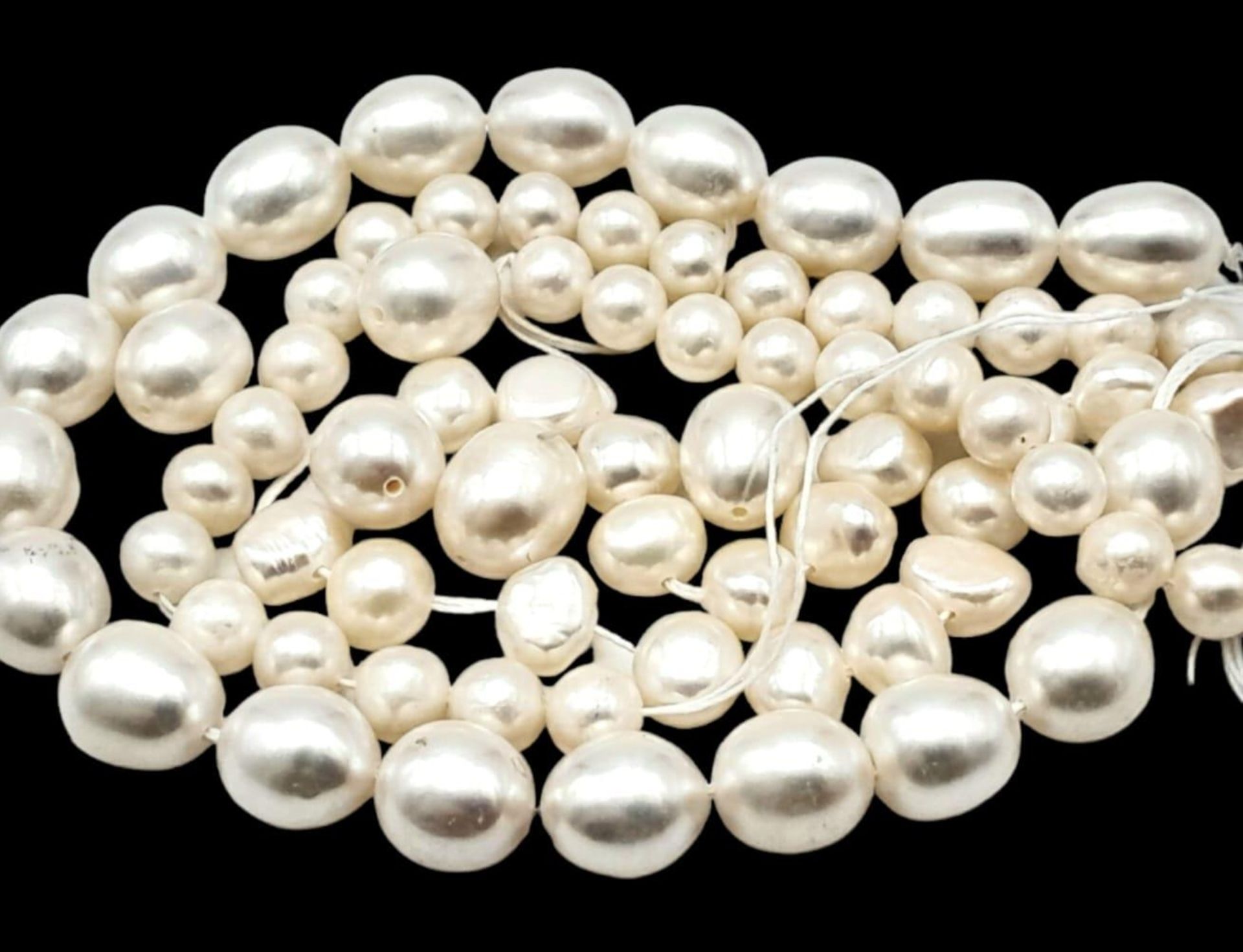 a group of two size white natural pearls (4 & 7 mm), total weight: 44 g. - Bild 3 aus 3