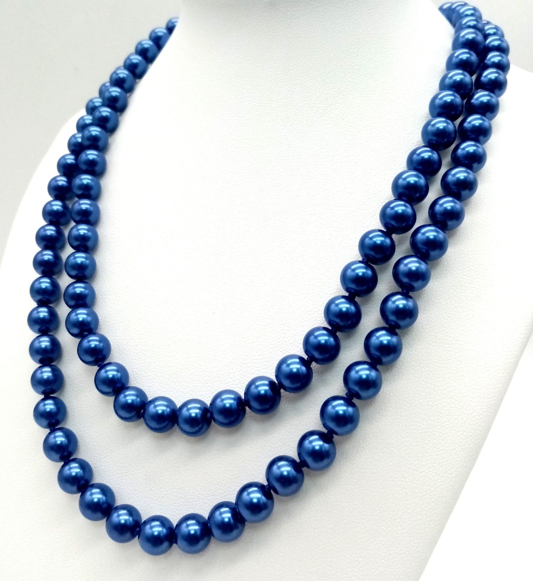 A Matinee Length Metallic Blue South Sea Pearl Shell Necklace. Beads - 8mm. Necklace length - 88cm. - Image 2 of 3