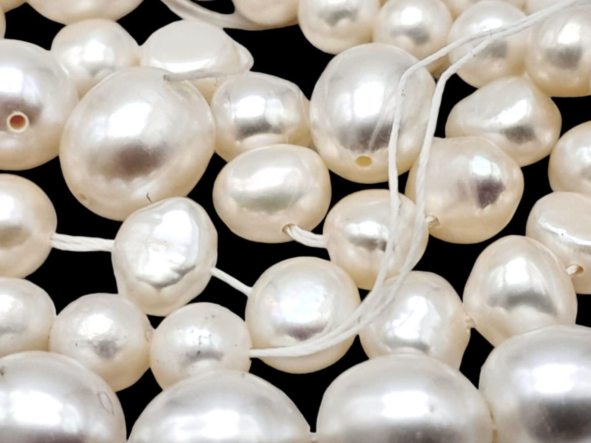 a group of two size white natural pearls (4 & 7 mm), total weight: 44 g. - Image 2 of 3