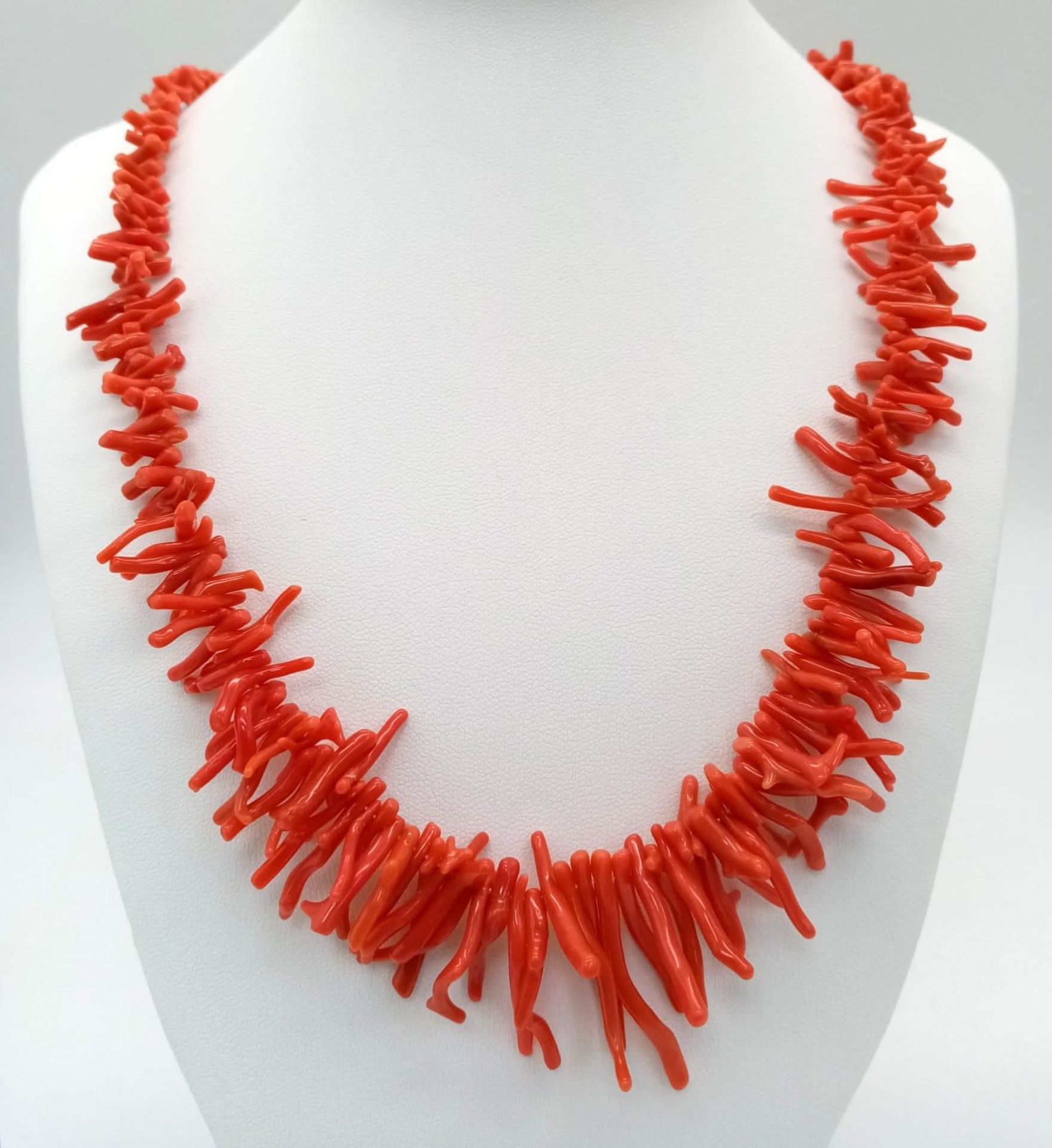A Natural coral necklace with gold clasp. Total length 56cm. - Image 3 of 3