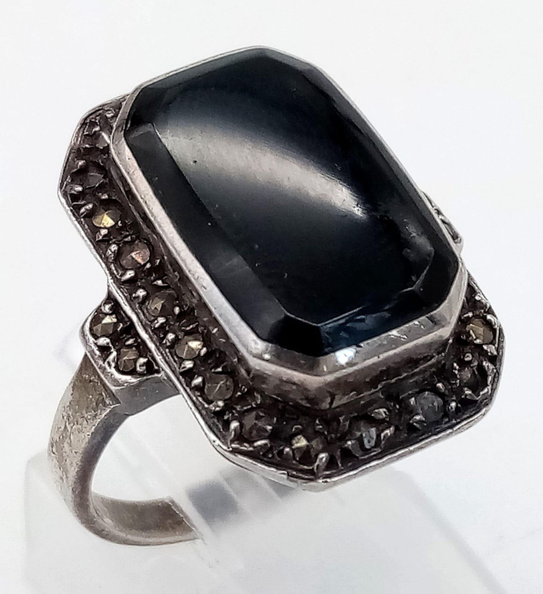 A 925 silver large black onyx with gemstone decoration surrounding. Total weight 5.85G. Size Q. 2