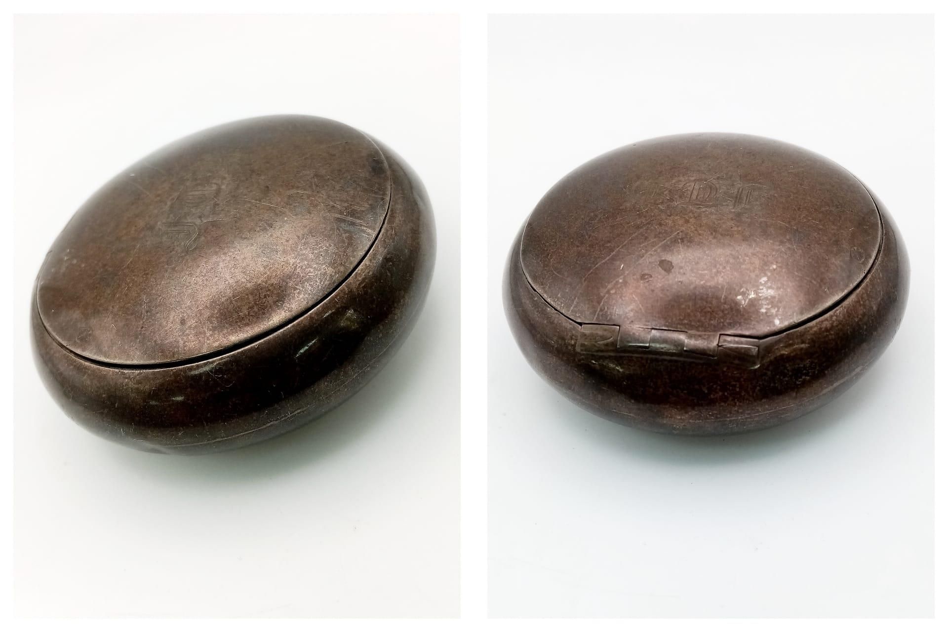 A vintage, sterling silver tobacco or snuff, round box. Dimensions: 72 x 72 x 32 mm, weight: 80.4 g. - Bild 2 aus 4