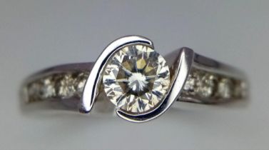 18K WHITE GOLD DIAMOND SOLITAIRE RING WITH DIAMOND SHOULDERS. MAIN DIMAOND 0.50CT, PLUS 0.25CT