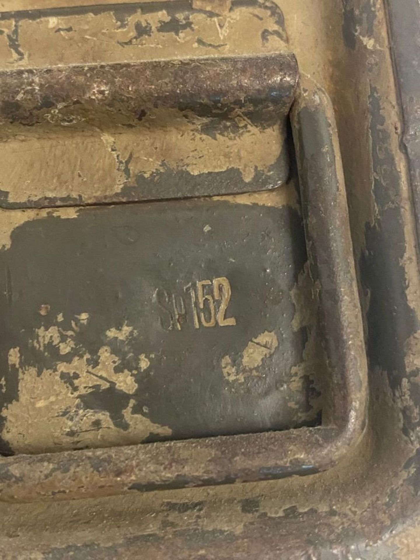 A WW1 German MG08 Ammo Tin with its Original Paint. One end is marked sp152. Ref: ML257 - Image 4 of 5