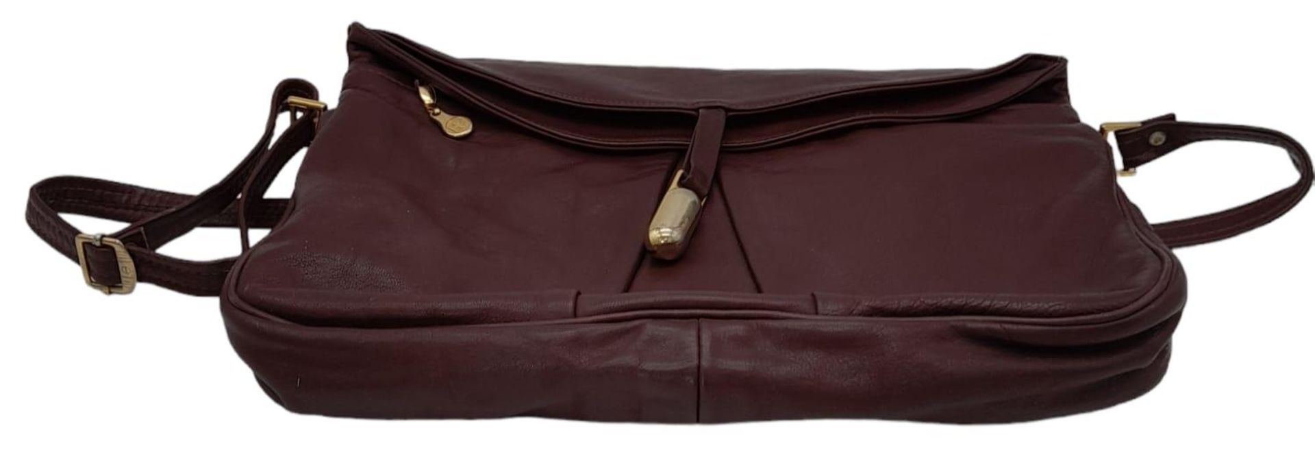 A Vintage Burgundy Leather Handbag. Burgundy leather with large exterior pocket. Gilded touches. - Image 4 of 9