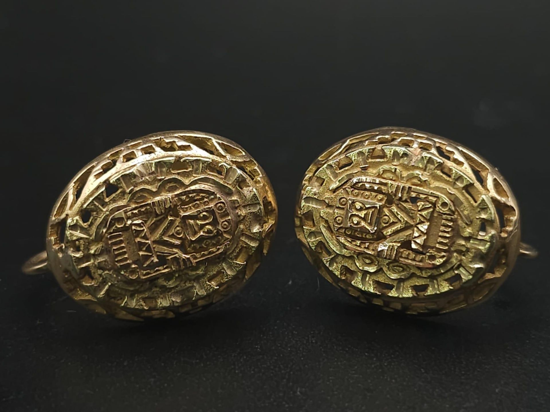 A Pair of 14K Yellow Gold Decorative Indian Earrings. Filigree and pierced decoration. Screw - Image 3 of 17