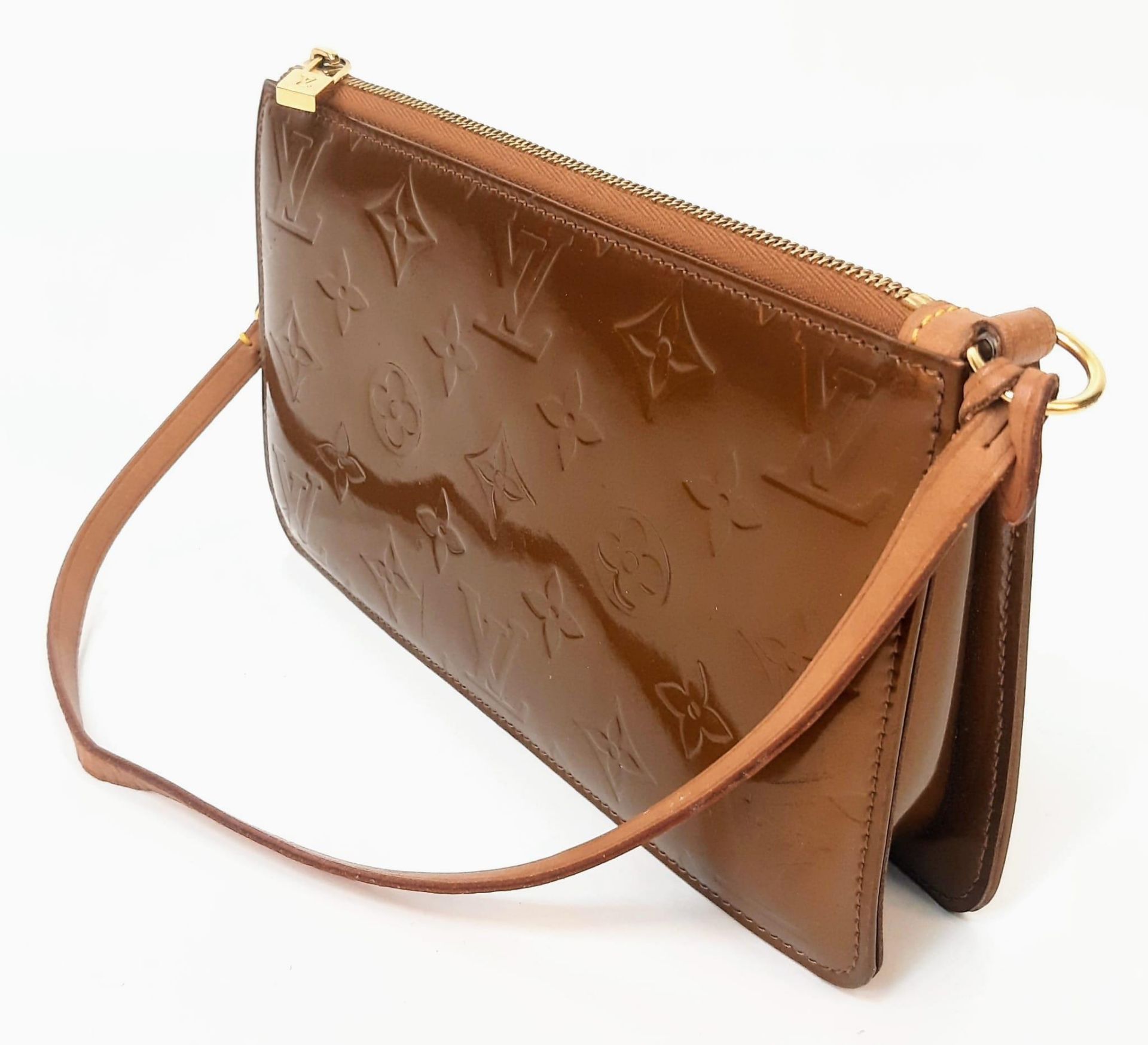 A Louis Vuitton Vernis Pochette Shoulder Bag in Copper, Emboss LV Detailing, Dark Tan Leather Strap. - Image 5 of 7